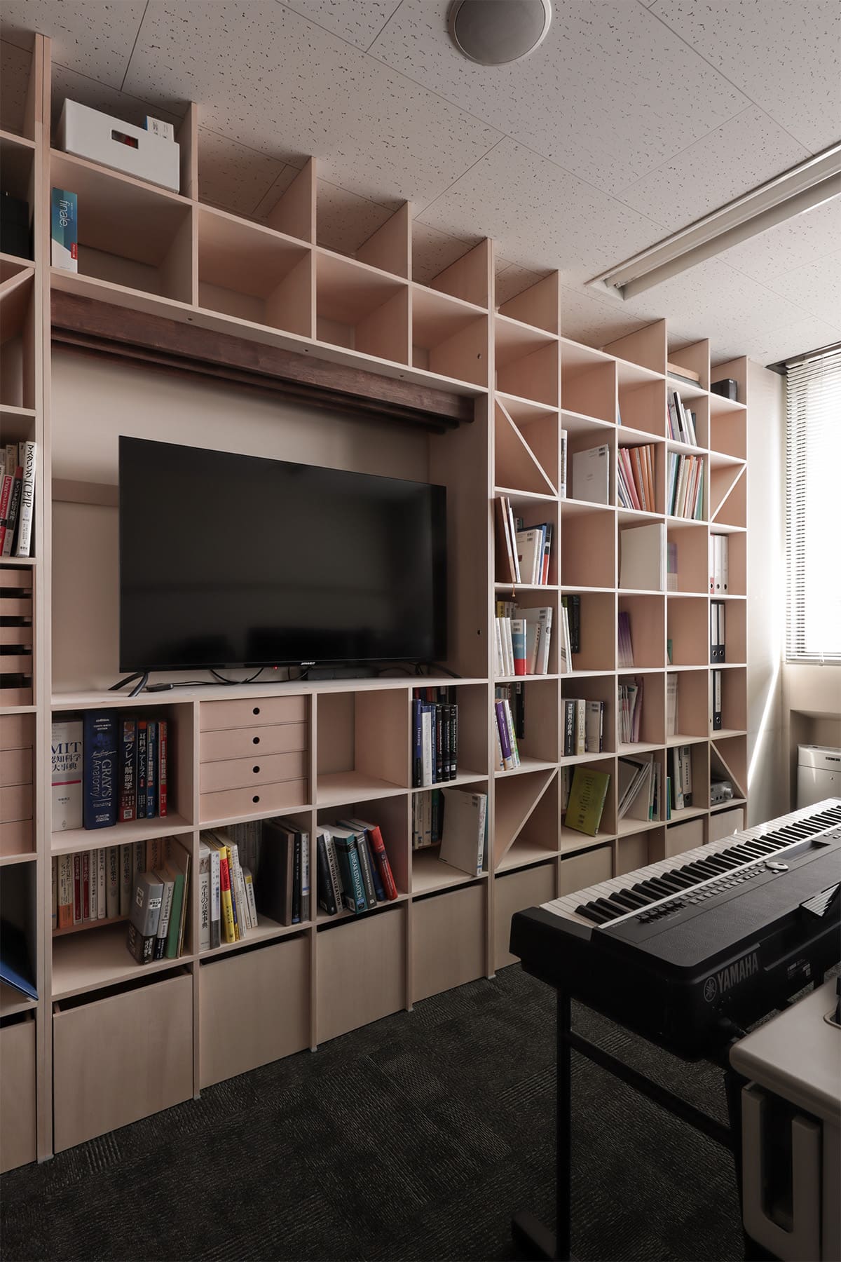 聴覚研究を支える、壁一面本棚の研究室 - Shelf 壁一面の本棚 奥行350mm - マルゲリータお客様事例