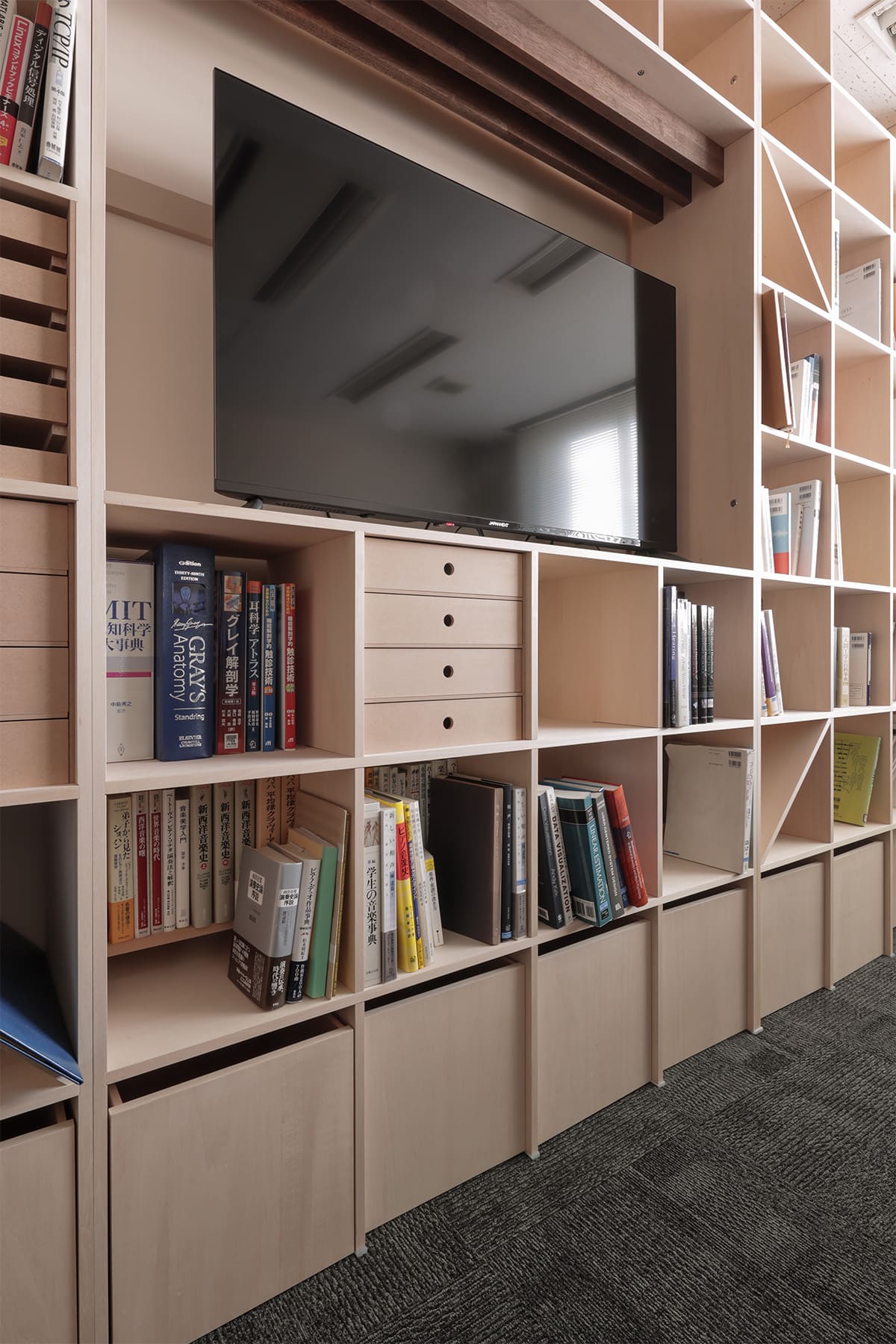 聴覚研究を支える、壁一面本棚の研究室 - Shelf 壁一面の本棚 奥行350mm - マルゲリータお客様事例