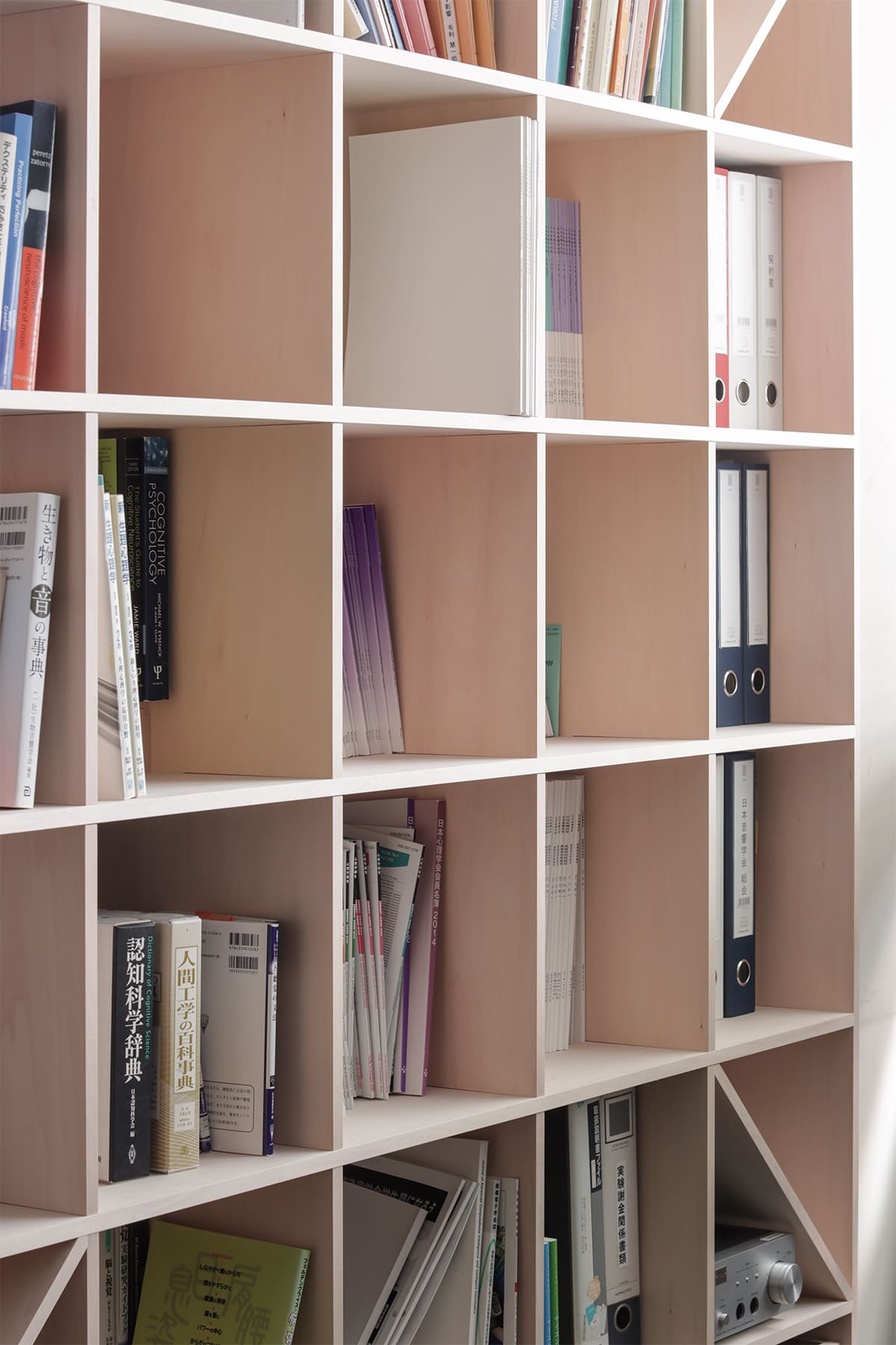 聴覚研究を支える、壁一面本棚の研究室 - Shelf 壁一面の本棚 奥行350mm - マルゲリータお客様事例