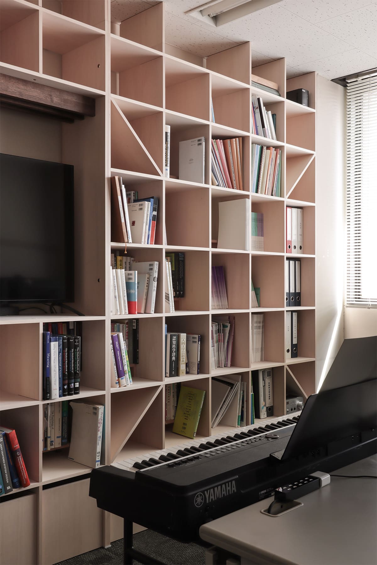 聴覚研究を支える、壁一面本棚の研究室 - Shelf 壁一面の本棚 奥行350mm - マルゲリータお客様事例