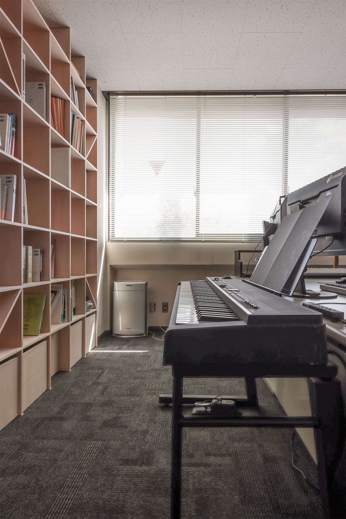 聴覚研究を支える、壁一面本棚の研究室 - Shelf 壁一面の本棚 奥行350mm - マルゲリータお客様事例