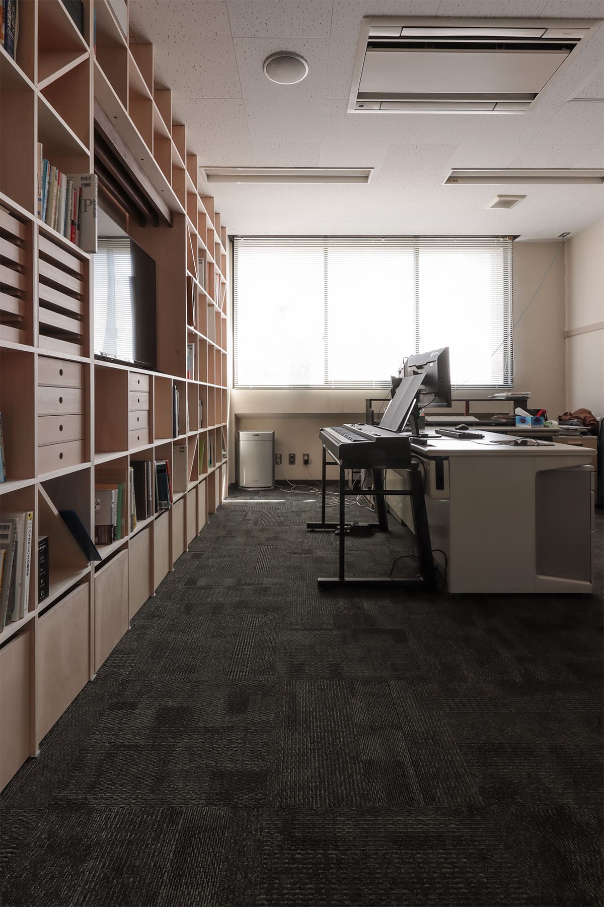 聴覚研究を支える、壁一面本棚の研究室 - Shelf 壁一面の本棚 奥行350mm - マルゲリータお客様事例