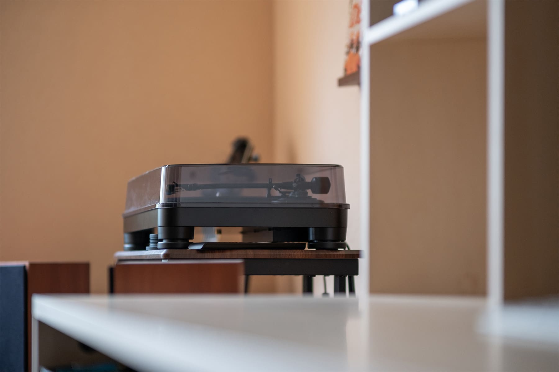 音楽のある書斎を支える壁面構成 - Shelf カウンター付き本棚 - マルゲリータお客様事例