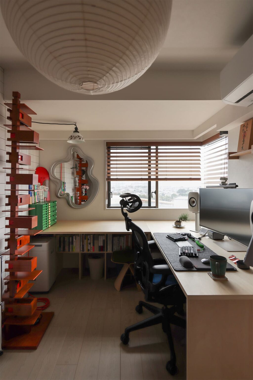 コーナーサッシに沿って展開する、明るい書斎スペース - Shelf アンダーカウンター本棚 奥行250mm - マルゲリータお客様事例