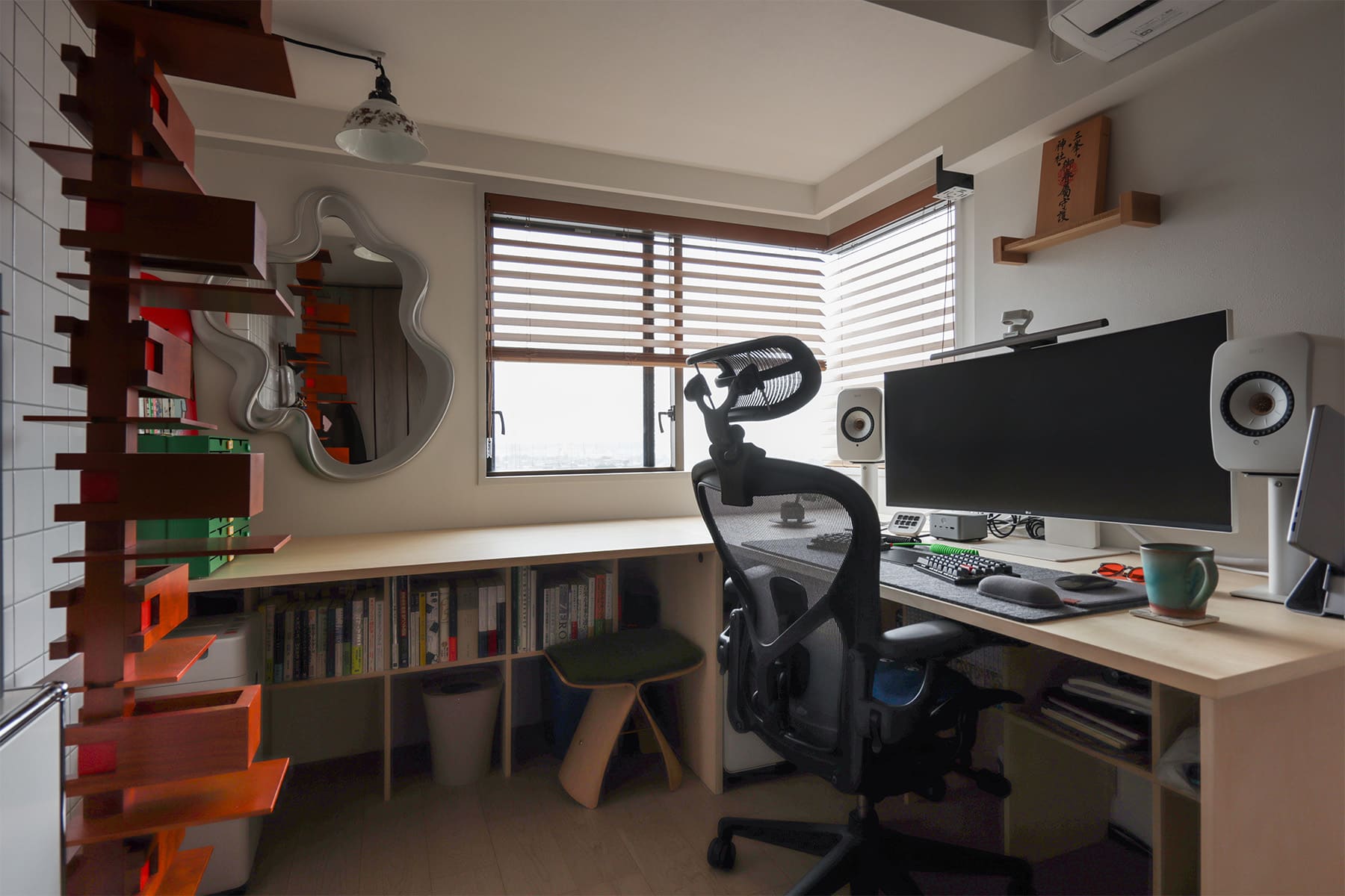 コーナーサッシに沿って展開する、明るい書斎スペース - Shelf アンダーカウンター本棚 奥行250mm - マルゲリータお客様事例