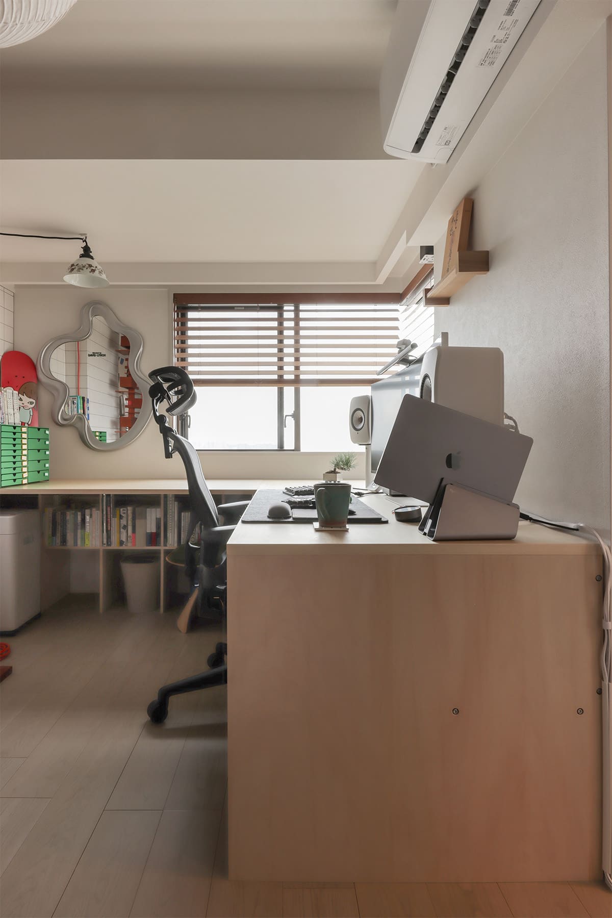 コーナーサッシに沿って展開する、明るい書斎スペース - Shelf アンダーカウンター本棚 奥行250mm - マルゲリータお客様事例