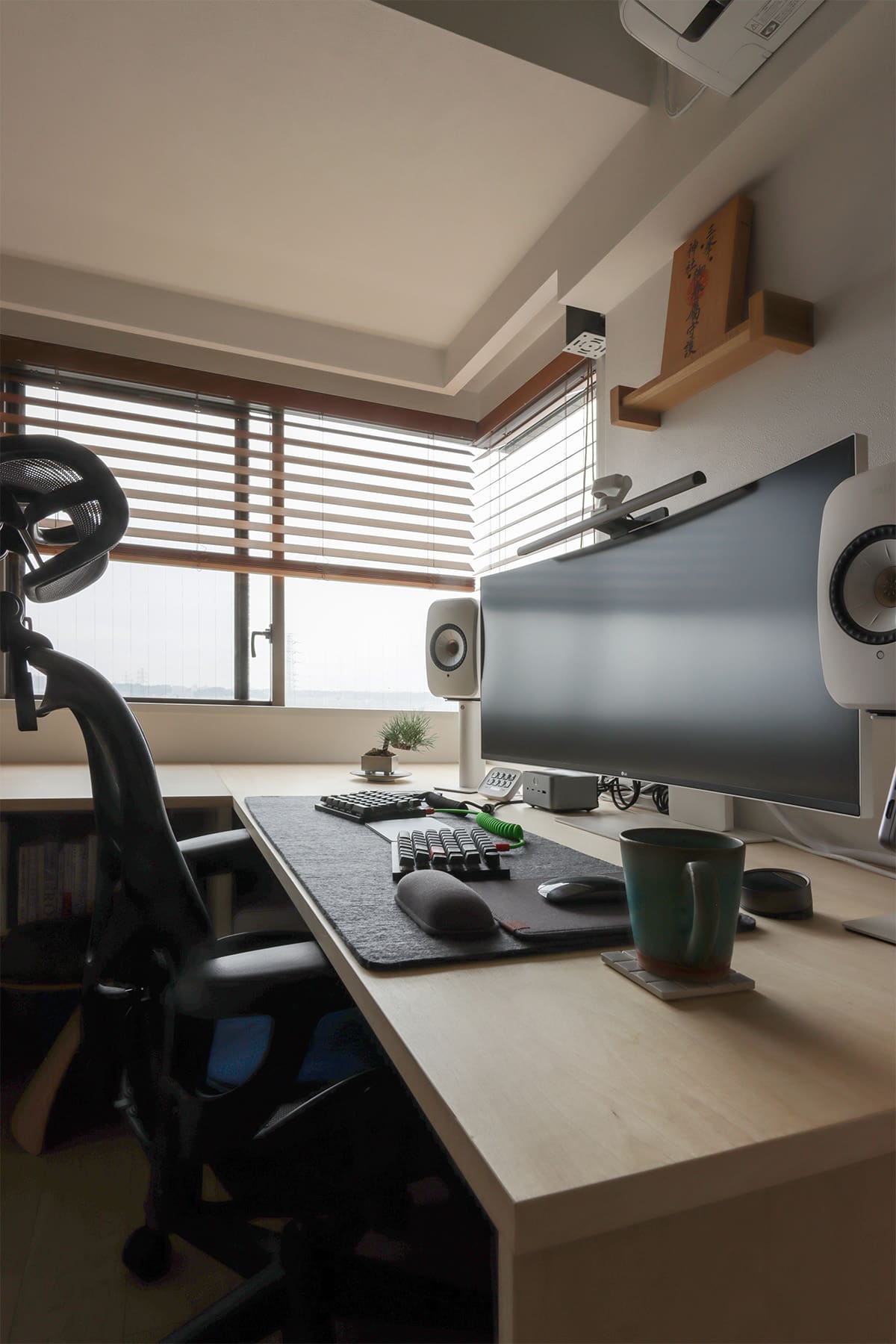 コーナーサッシに沿って展開する、明るい書斎スペース - Shelf アンダーカウンター本棚 奥行250mm - マルゲリータお客様事例