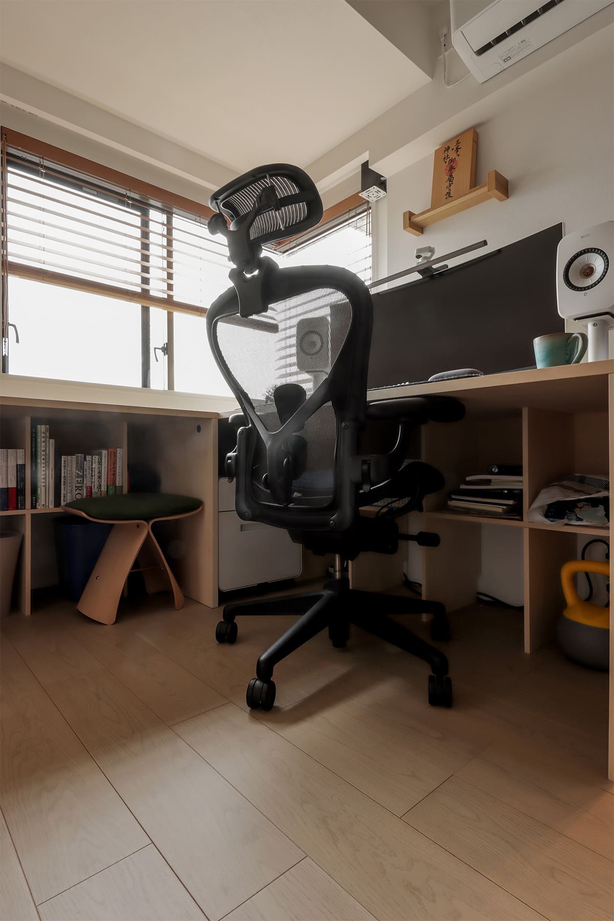 コーナーサッシに沿って展開する、明るい書斎スペース - Shelf アンダーカウンター本棚 奥行250mm - マルゲリータお客様事例
