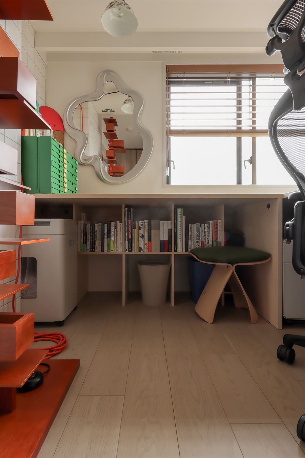 コーナーサッシに沿って展開する、明るい書斎スペース - Shelf アンダーカウンター本棚 奥行250mm - マルゲリータお客様事例