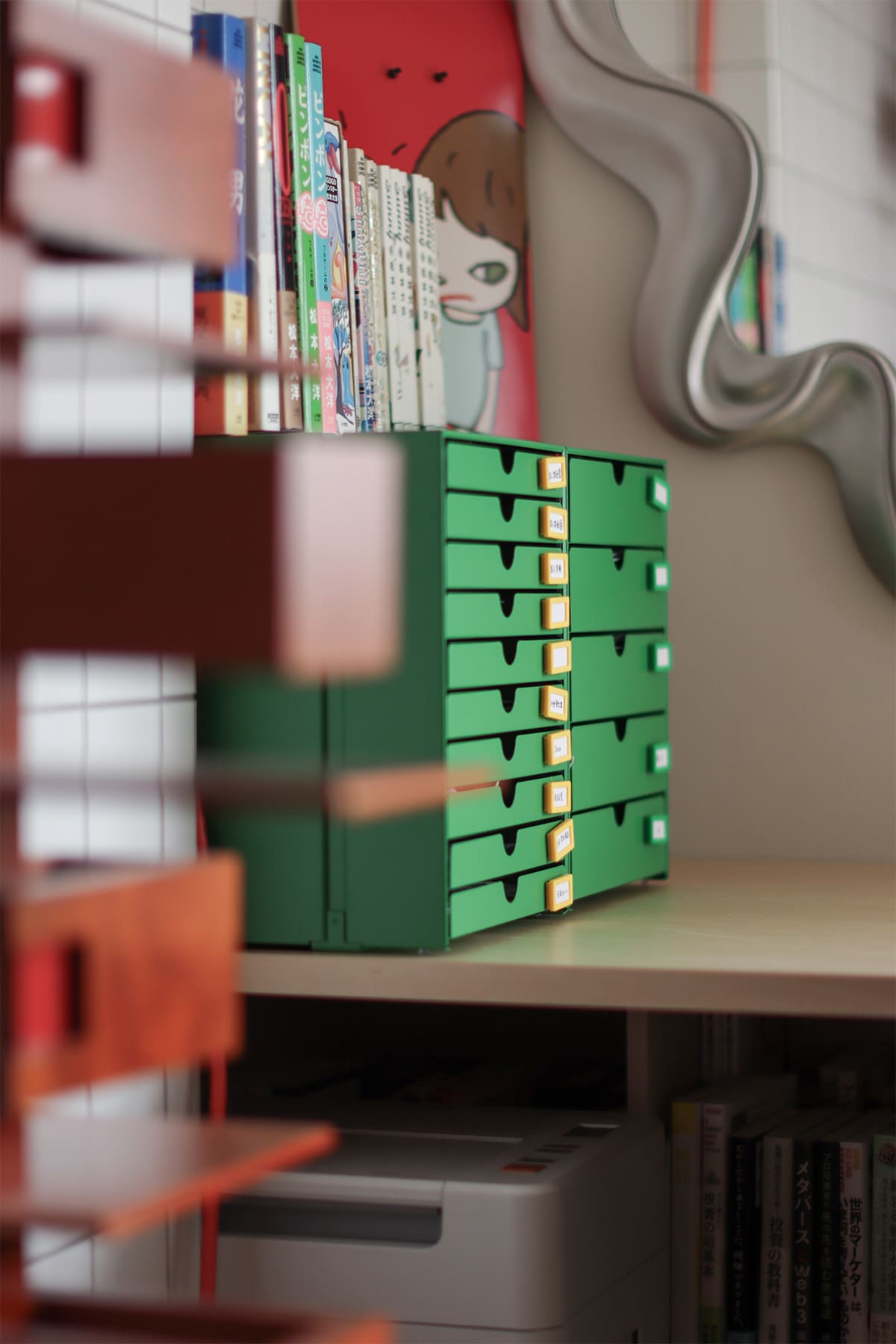 コーナーサッシに沿って展開する、明るい書斎スペース - Shelf アンダーカウンター本棚 奥行250mm - マルゲリータお客様事例