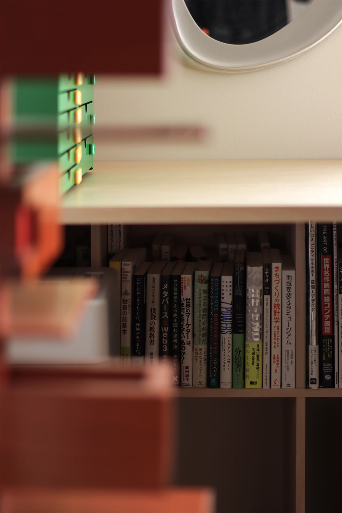 コーナーサッシに沿って展開する、明るい書斎スペース - Shelf アンダーカウンター本棚 奥行250mm - マルゲリータお客様事例