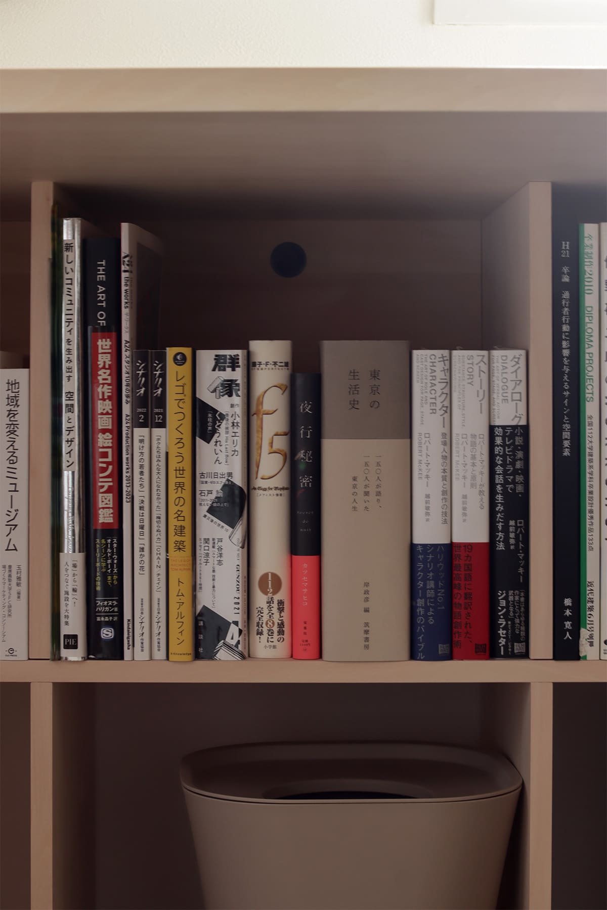 コーナーサッシに沿って展開する、明るい書斎スペース - Shelf アンダーカウンター本棚 奥行250mm - マルゲリータお客様事例