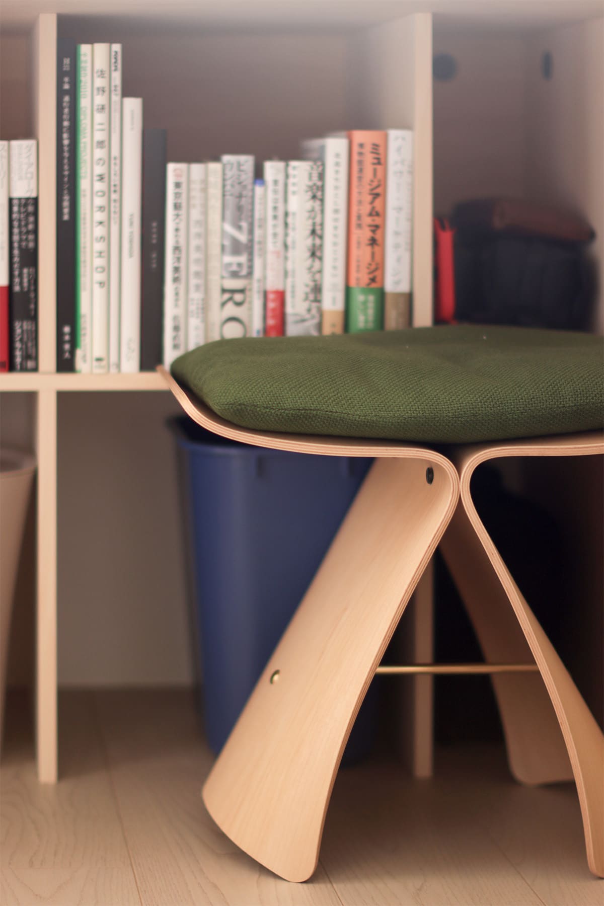 コーナーサッシに沿って展開する、明るい書斎スペース - Shelf アンダーカウンター本棚 奥行250mm - マルゲリータお客様事例
