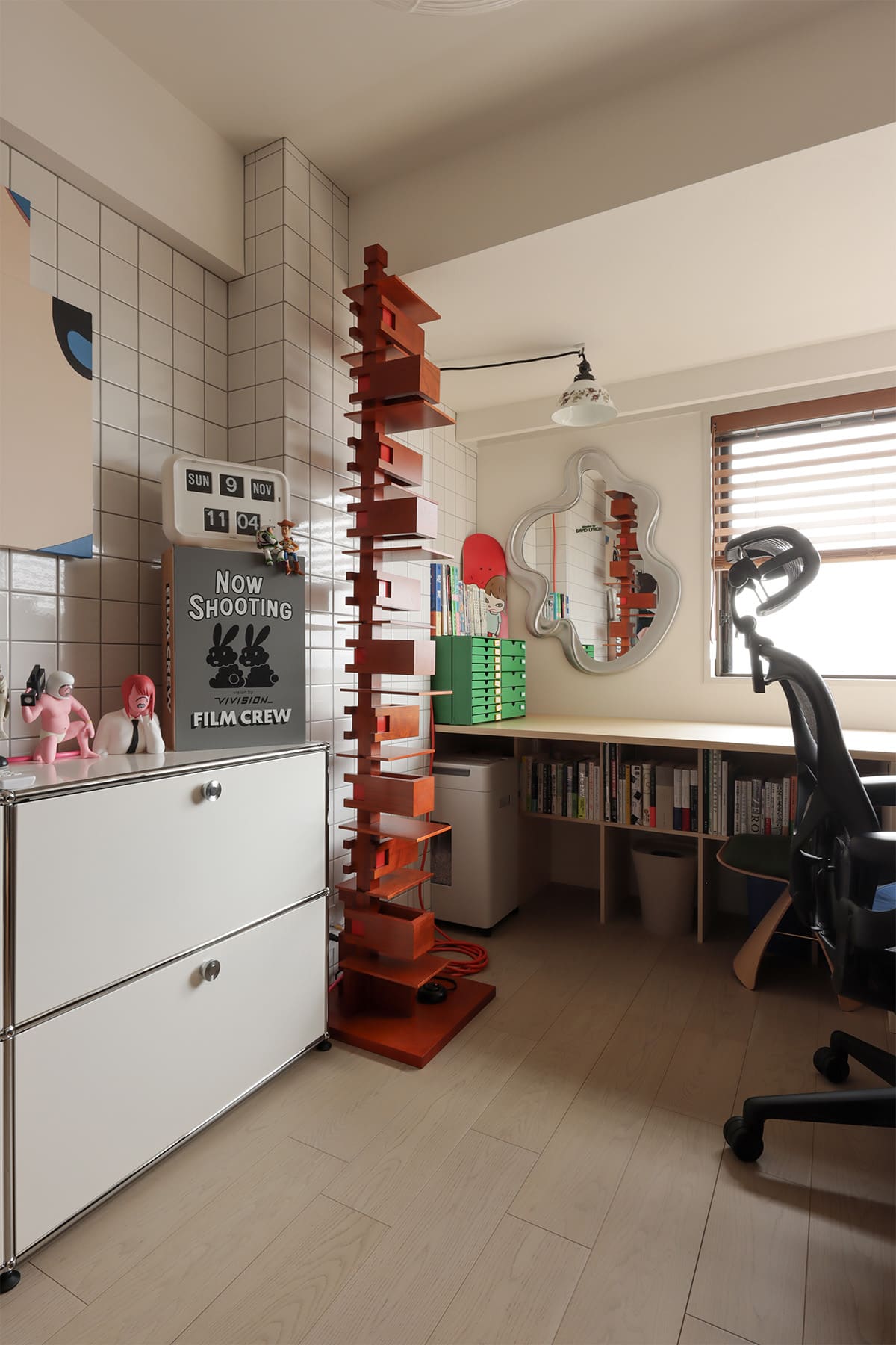 コーナーサッシに沿って展開する、明るい書斎スペース - Shelf アンダーカウンター本棚 奥行250mm - マルゲリータお客様事例