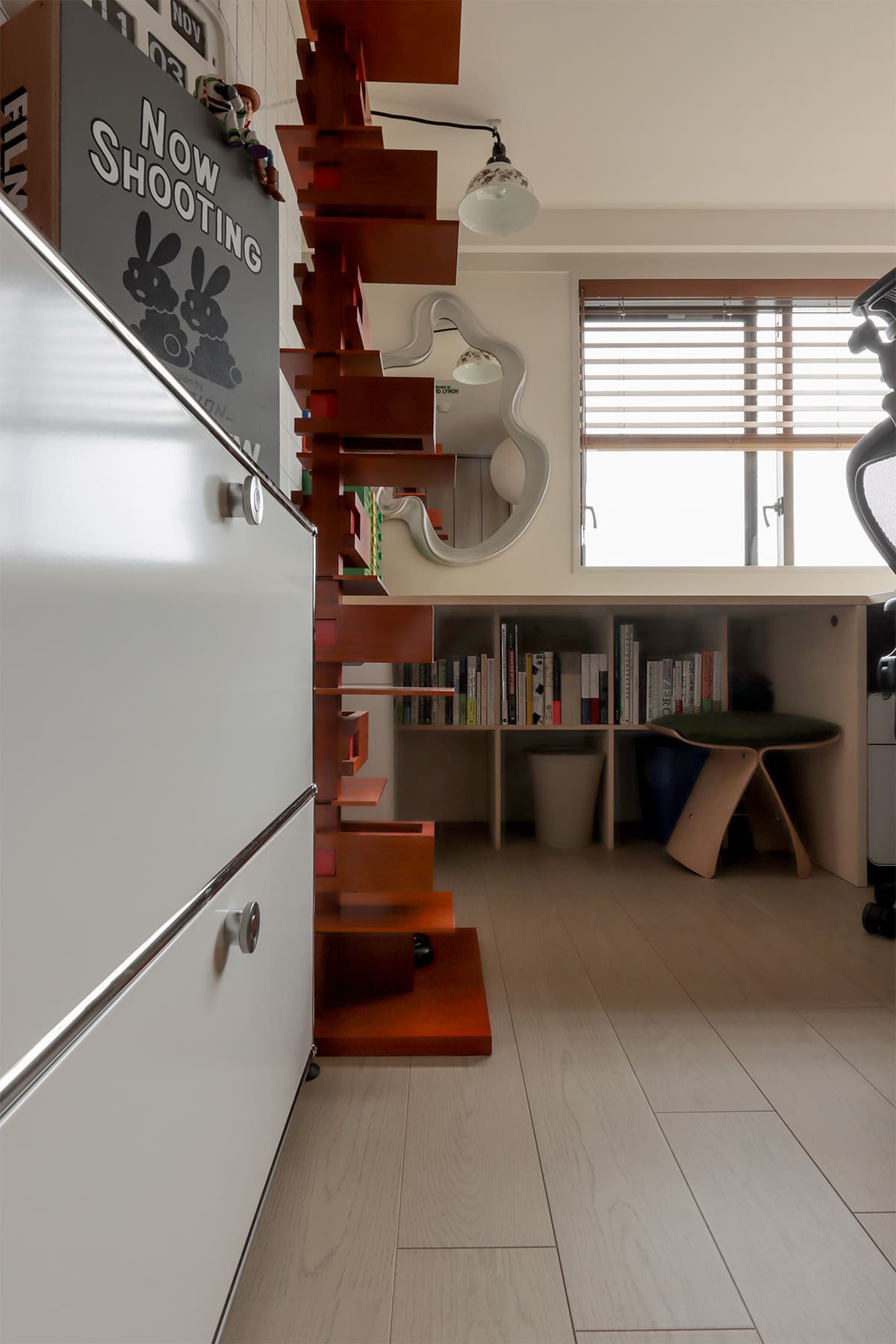 コーナーサッシに沿って展開する、明るい書斎スペース - Shelf アンダーカウンター本棚 奥行250mm - マルゲリータお客様事例