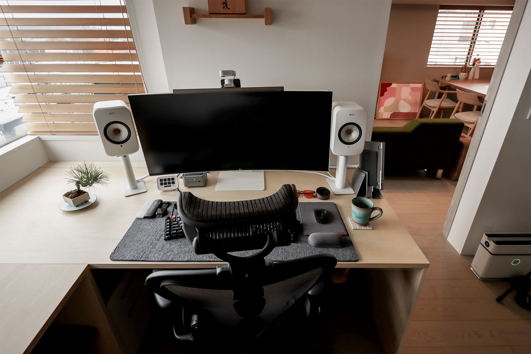 コーナーサッシに沿って展開する、明るい書斎スペース - Shelf アンダーカウンター本棚 奥行250mm - マルゲリータお客様事例