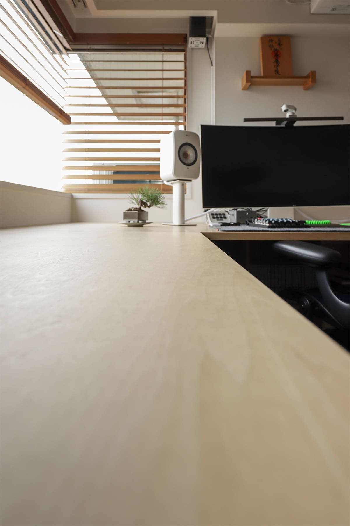 コーナーサッシに沿って展開する、明るい書斎スペース - Shelf アンダーカウンター本棚 奥行250mm - マルゲリータお客様事例
