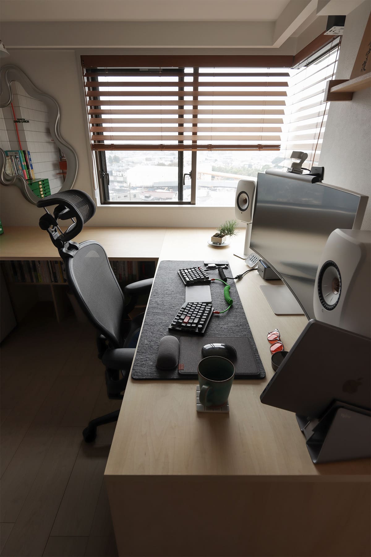 コーナーサッシに沿って展開する、明るい書斎スペース - Shelf アンダーカウンター本棚 奥行250mm - マルゲリータお客様事例