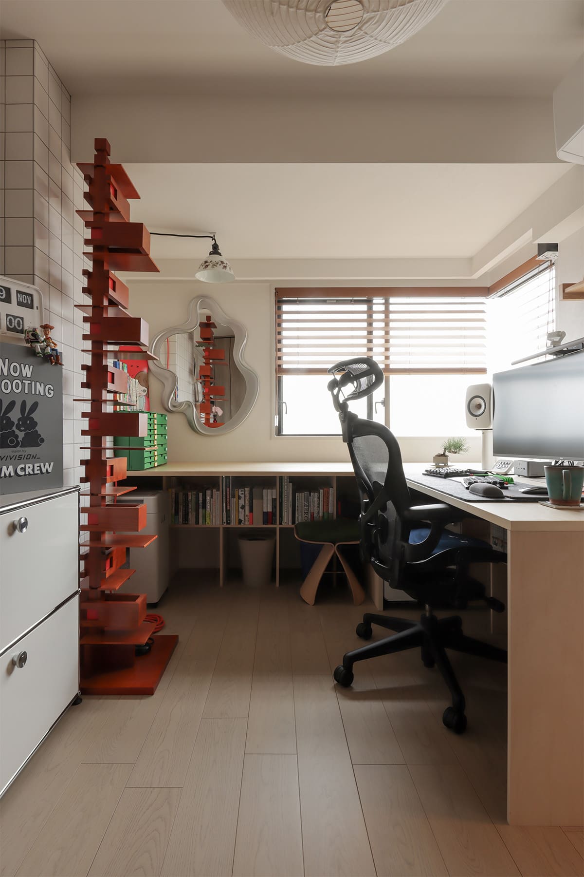 コーナーサッシに沿って展開する、明るい書斎スペース - Shelf アンダーカウンター本棚 奥行250mm - マルゲリータお客様事例