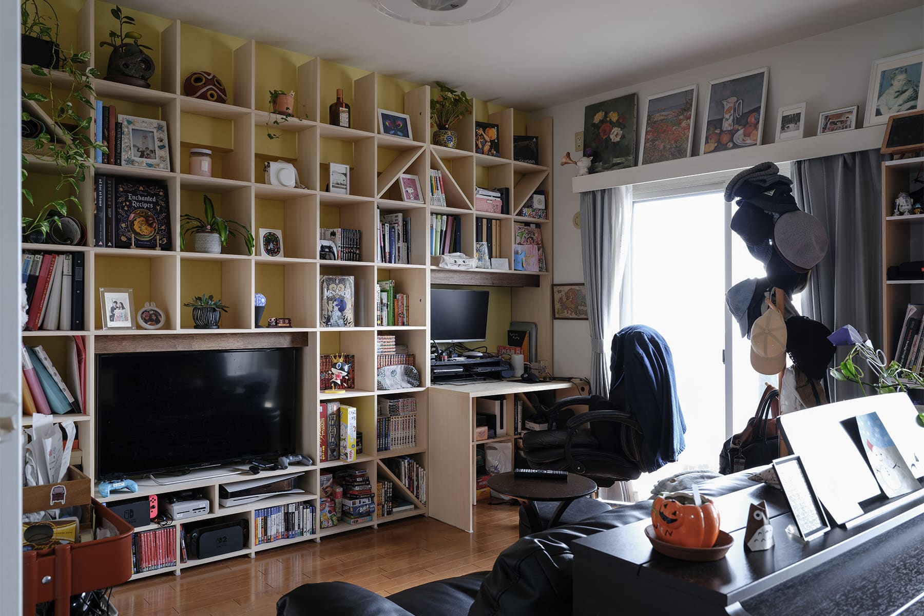 リビングボードとワークデスク - Shelf 壁一面の本棚 奥行350mm / カウンター付き本棚 - マルゲリータお客様事例