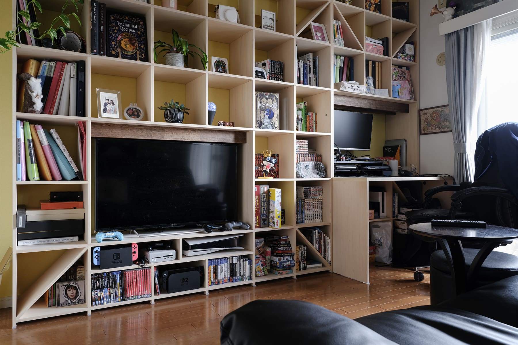 リビングボードとワークデスク - Shelf 壁一面の本棚 奥行350mm / カウンター付き本棚 - マルゲリータお客様事例
