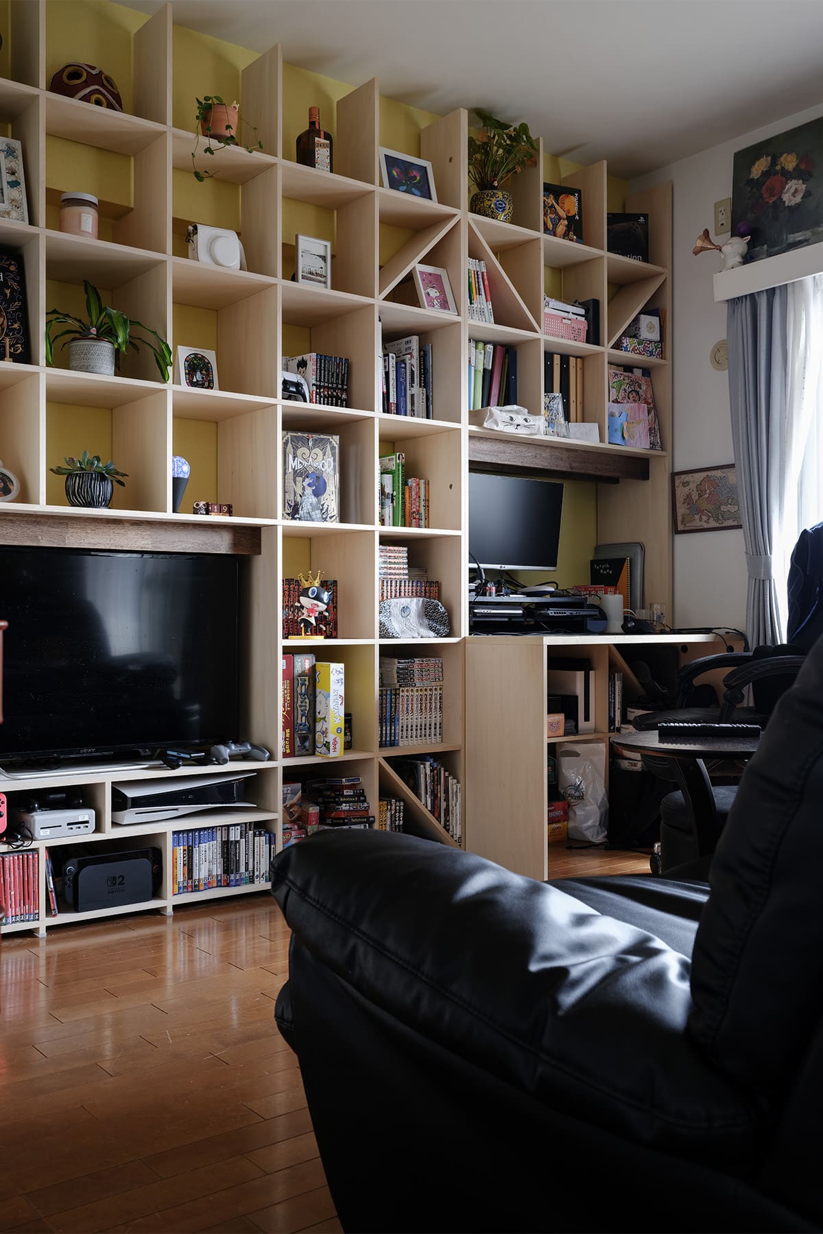 リビングボードとワークデスク - Shelf 壁一面の本棚 奥行350mm / カウンター付き本棚 - マルゲリータお客様事例