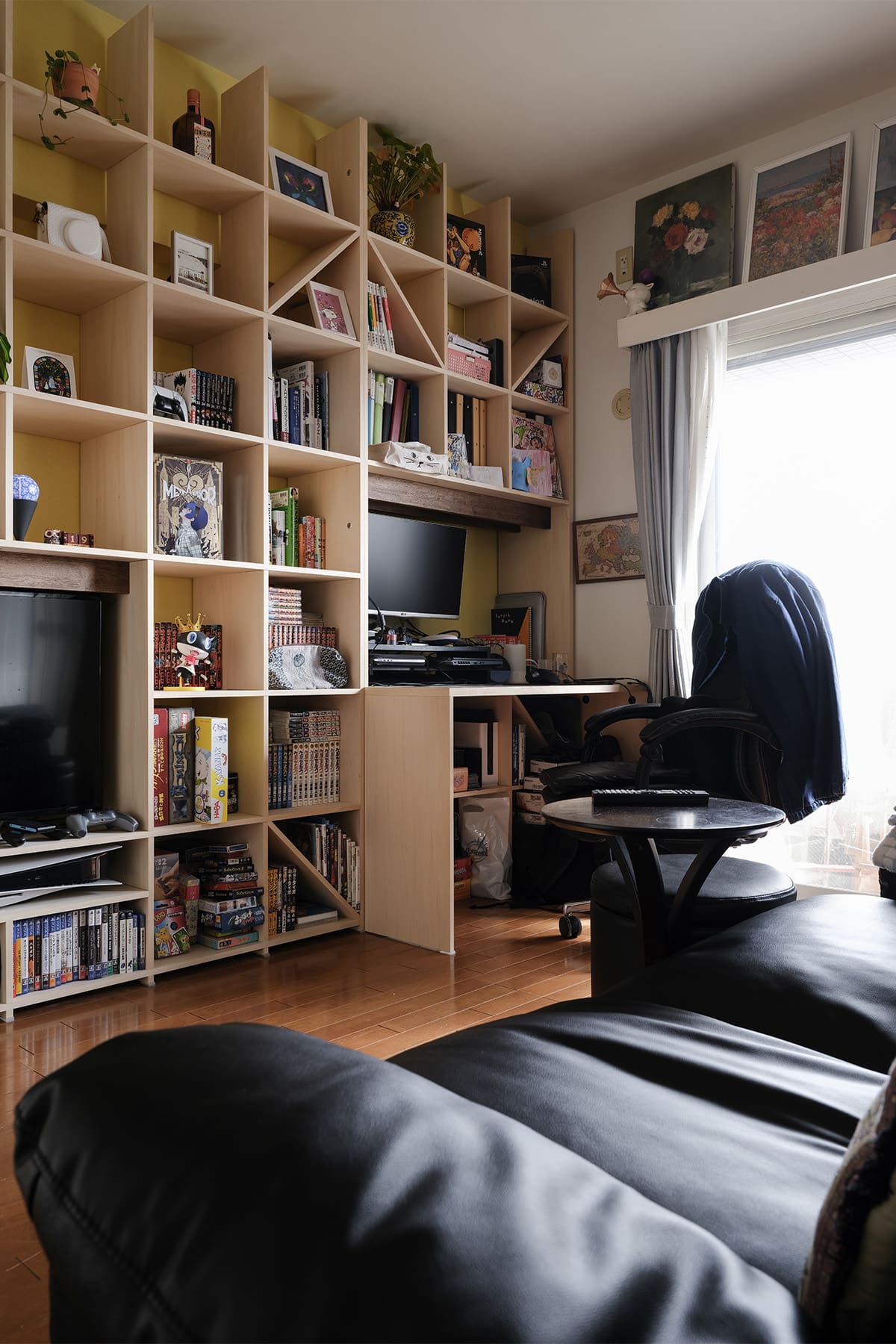 リビングボードとワークデスク - Shelf 壁一面の本棚 奥行350mm / カウンター付き本棚 - マルゲリータお客様事例