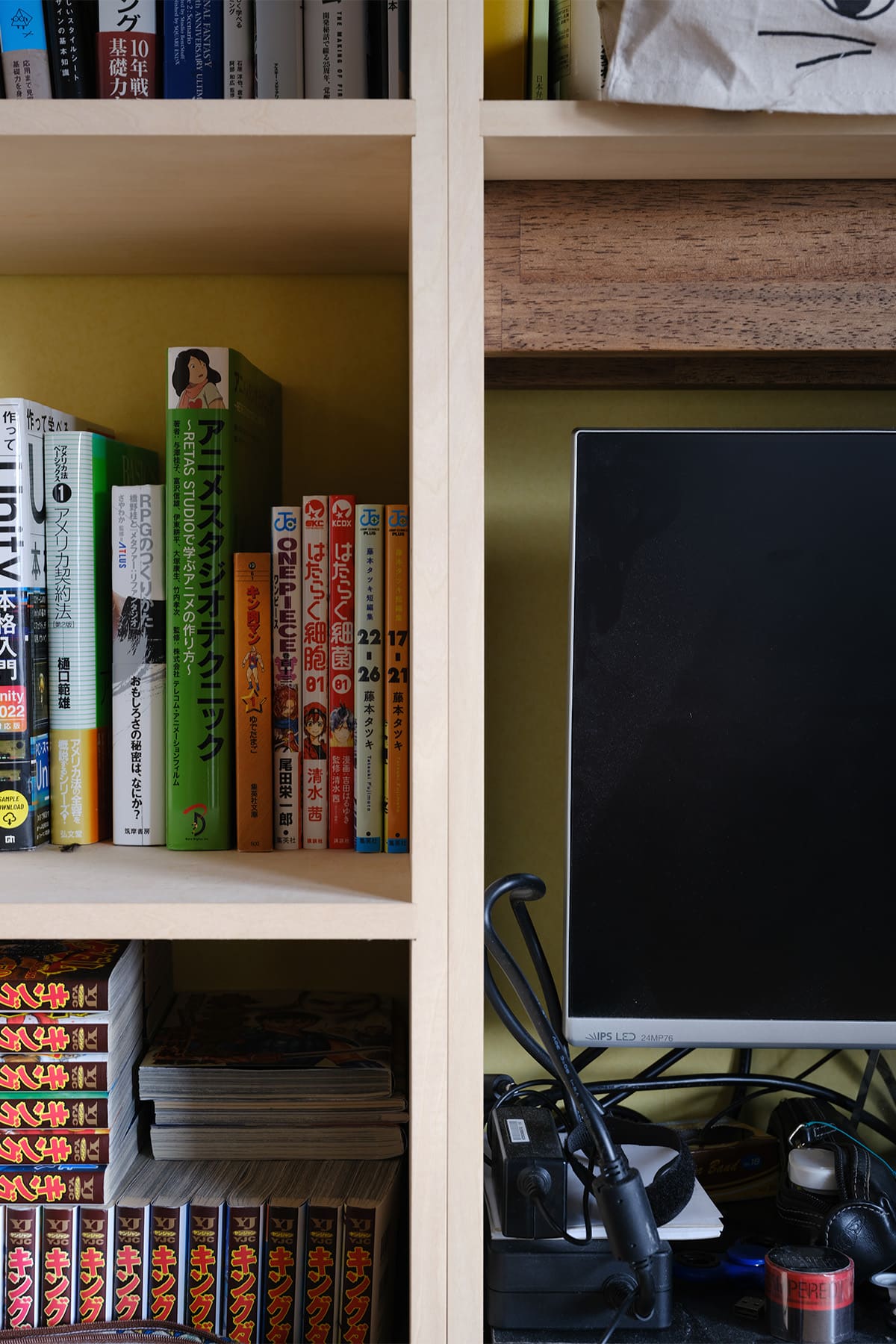 リビングボードとワークデスク - Shelf 壁一面の本棚 奥行350mm / カウンター付き本棚 - マルゲリータお客様事例