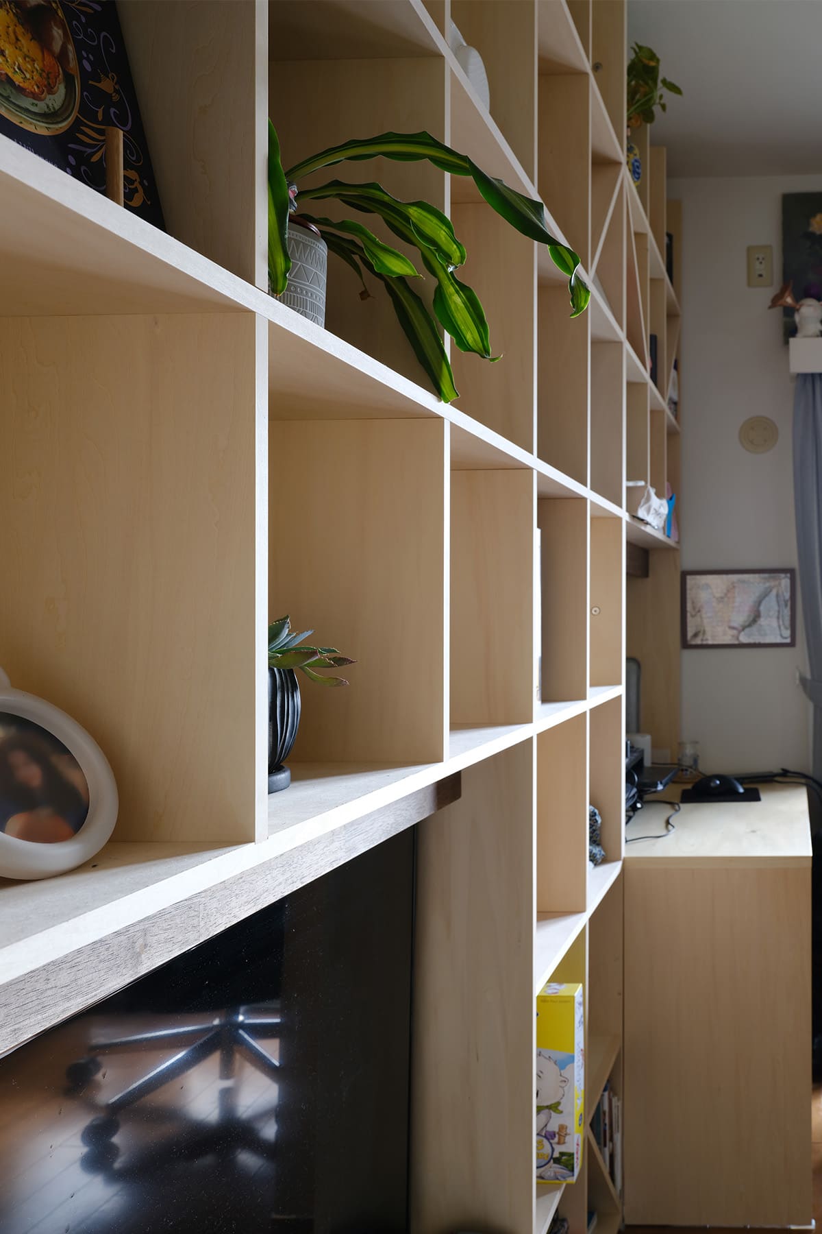 リビングボードとワークデスク - Shelf 壁一面の本棚 奥行350mm / カウンター付き本棚 - マルゲリータお客様事例