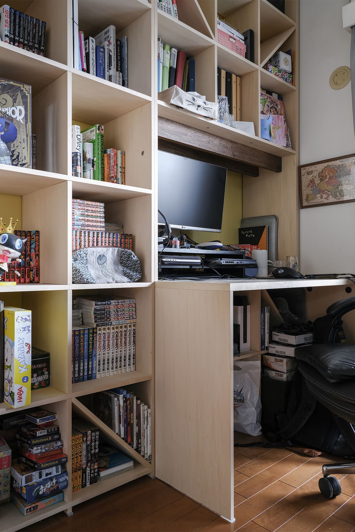 リビングボードとワークデスク - Shelf 壁一面の本棚 奥行350mm / カウンター付き本棚 - マルゲリータお客様事例