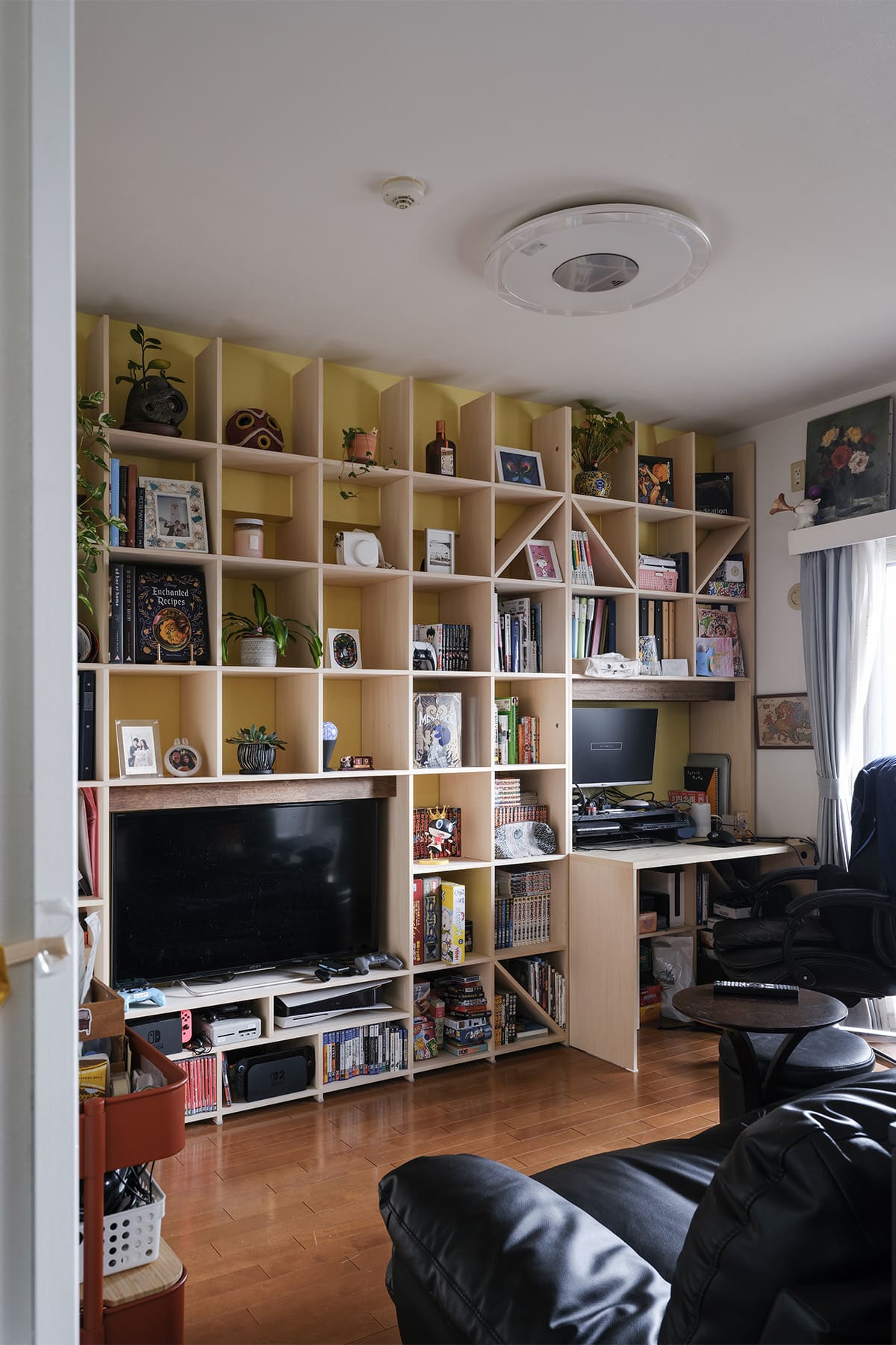 リビングボードとワークデスク - Shelf 壁一面の本棚 奥行350mm / カウンター付き本棚 - マルゲリータお客様事例