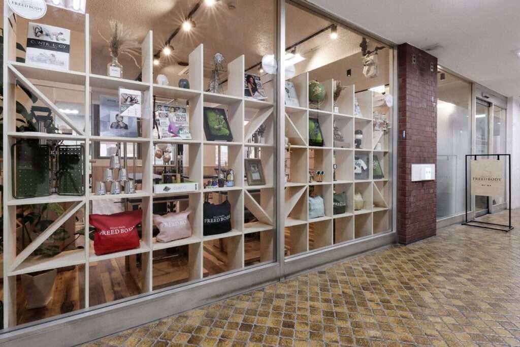 店舗ディスプレイ棚の選び方 おしゃれな業務用の陳列什器の実例をご紹介