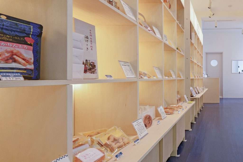 店舗ディスプレイ棚の選び方 おしゃれな業務用の陳列什器の実例をご紹介