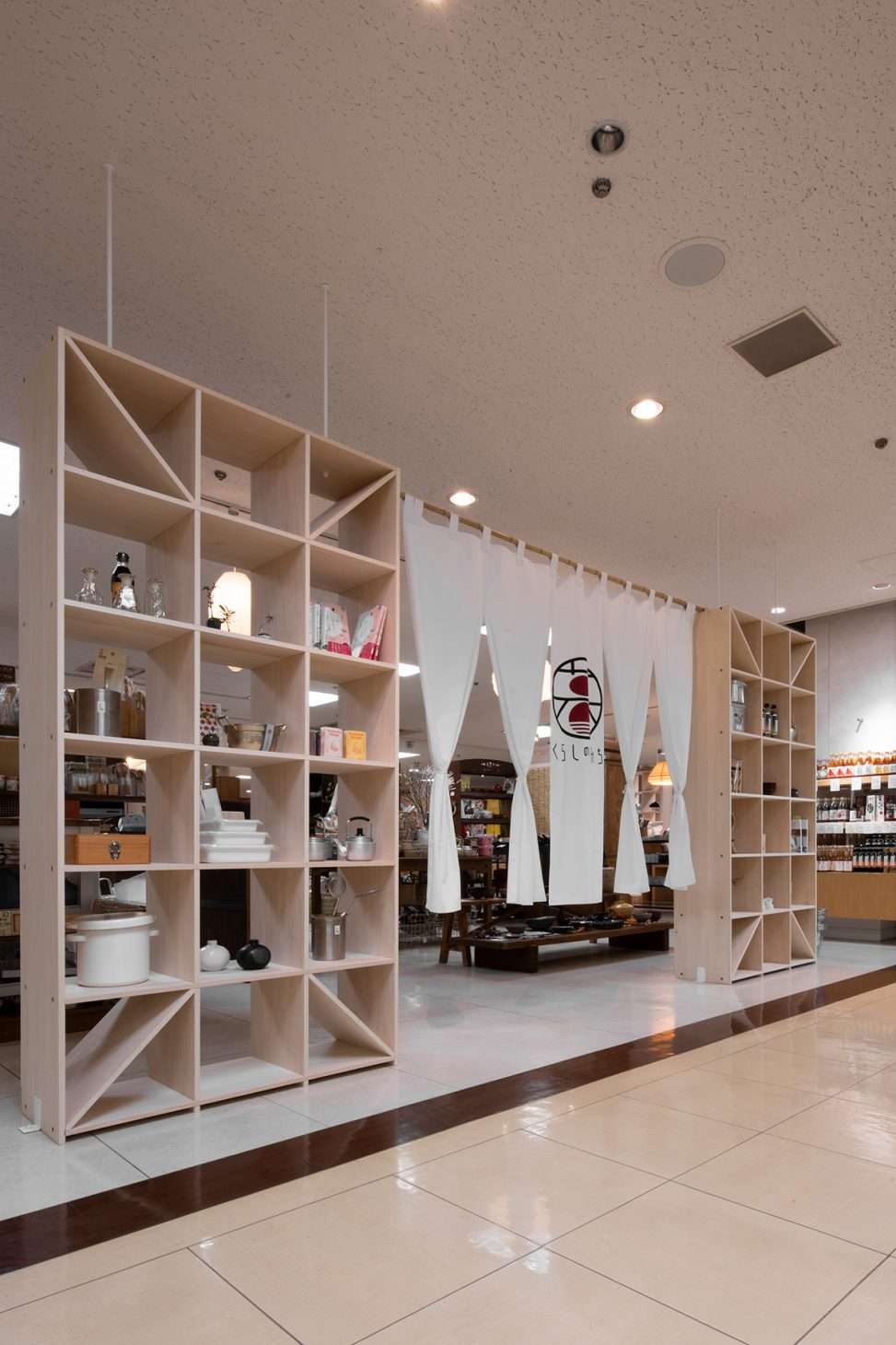 店舗ディスプレイ棚の選び方 おしゃれな業務用の陳列什器の実例をご紹介