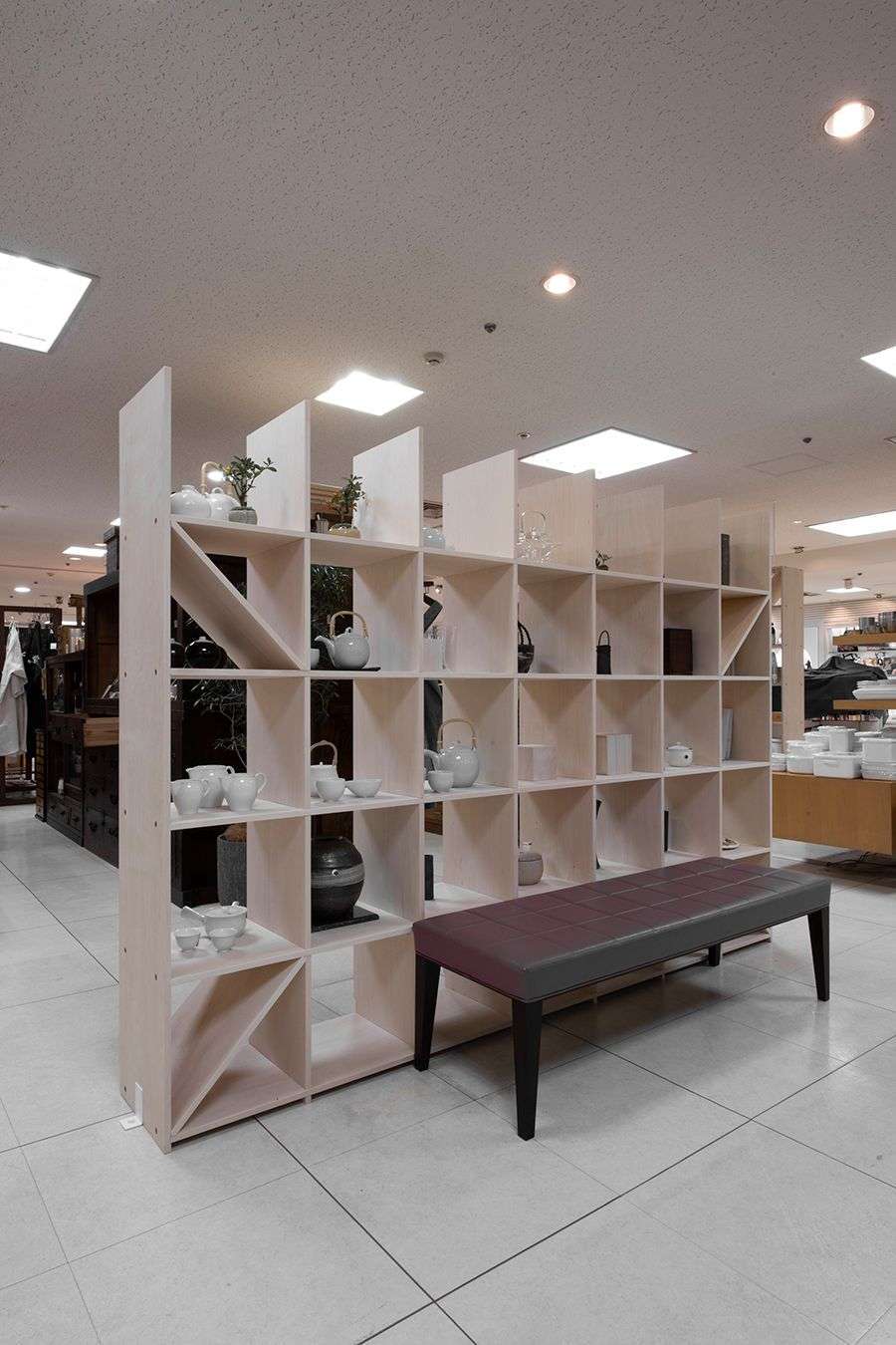 店舗ディスプレイ棚の選び方 おしゃれな業務用の陳列什器の実例をご紹介