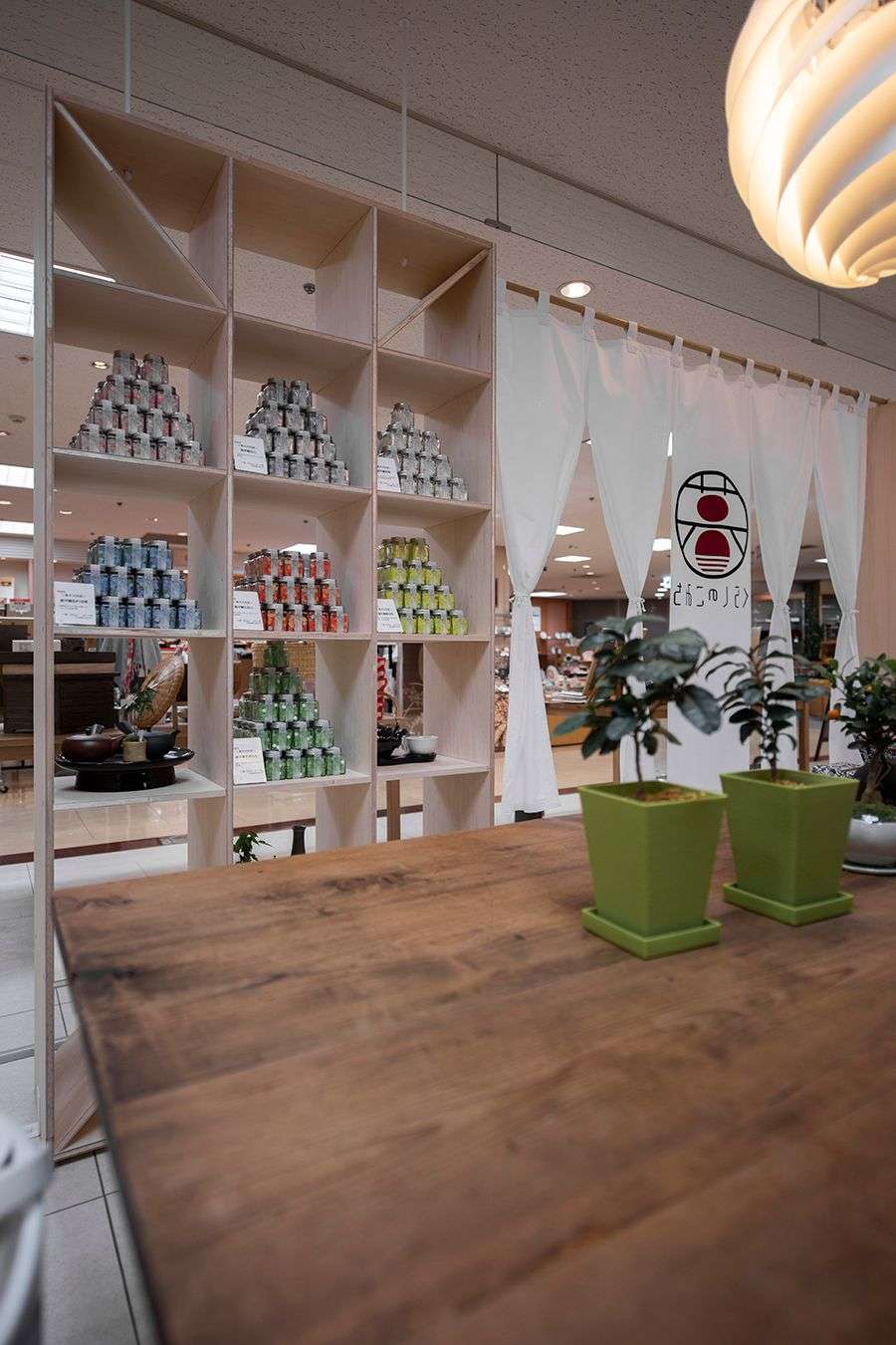 店舗ディスプレイ棚の選び方 おしゃれな業務用の陳列什器の実例をご紹介