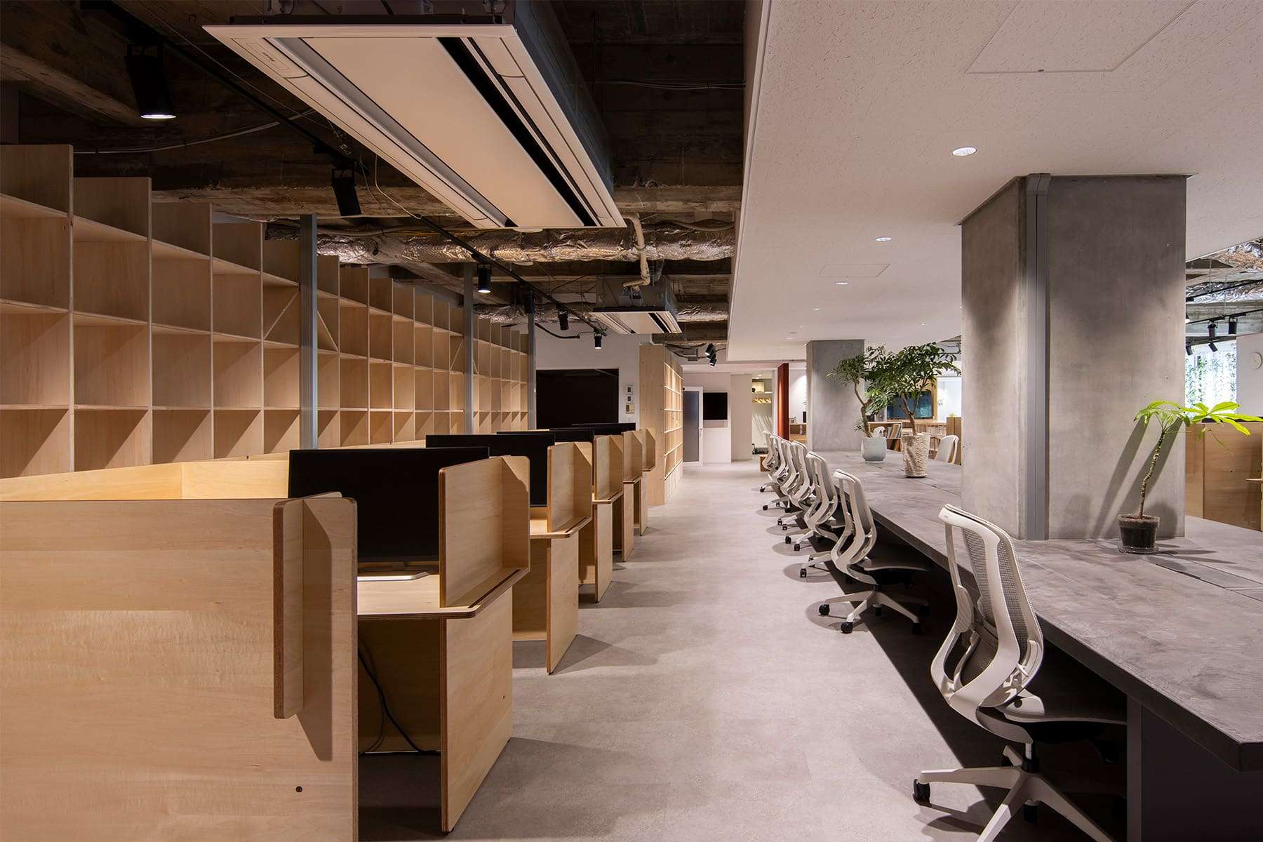 建築設計事務所のオフィスに - Shelf 壁一面の本棚 奥行350mm/ロータイプ本棚 - マルゲリータお客様事例