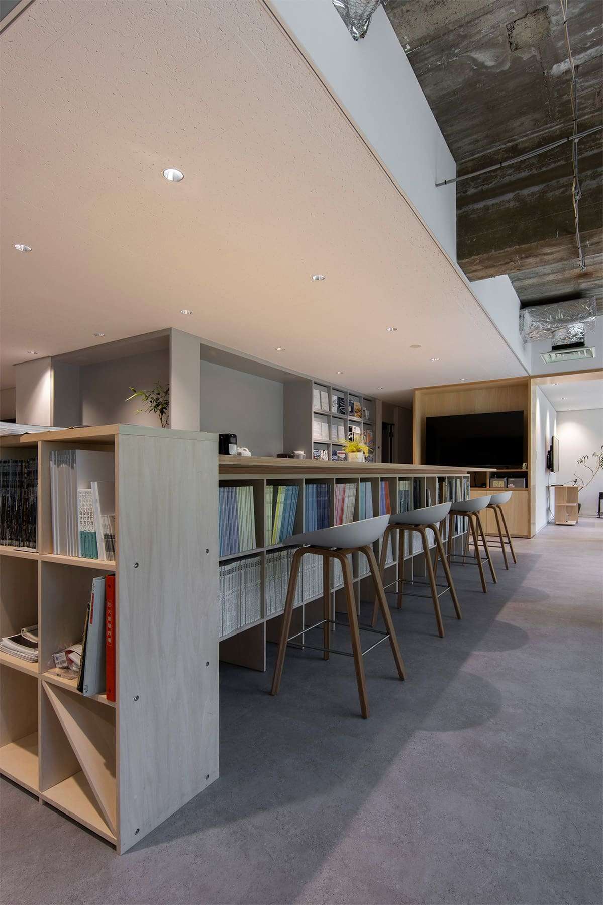 建築設計事務所のオフィスに - Shelf 壁一面の本棚 奥行350mm/ロータイプ本棚 - マルゲリータお客様事例