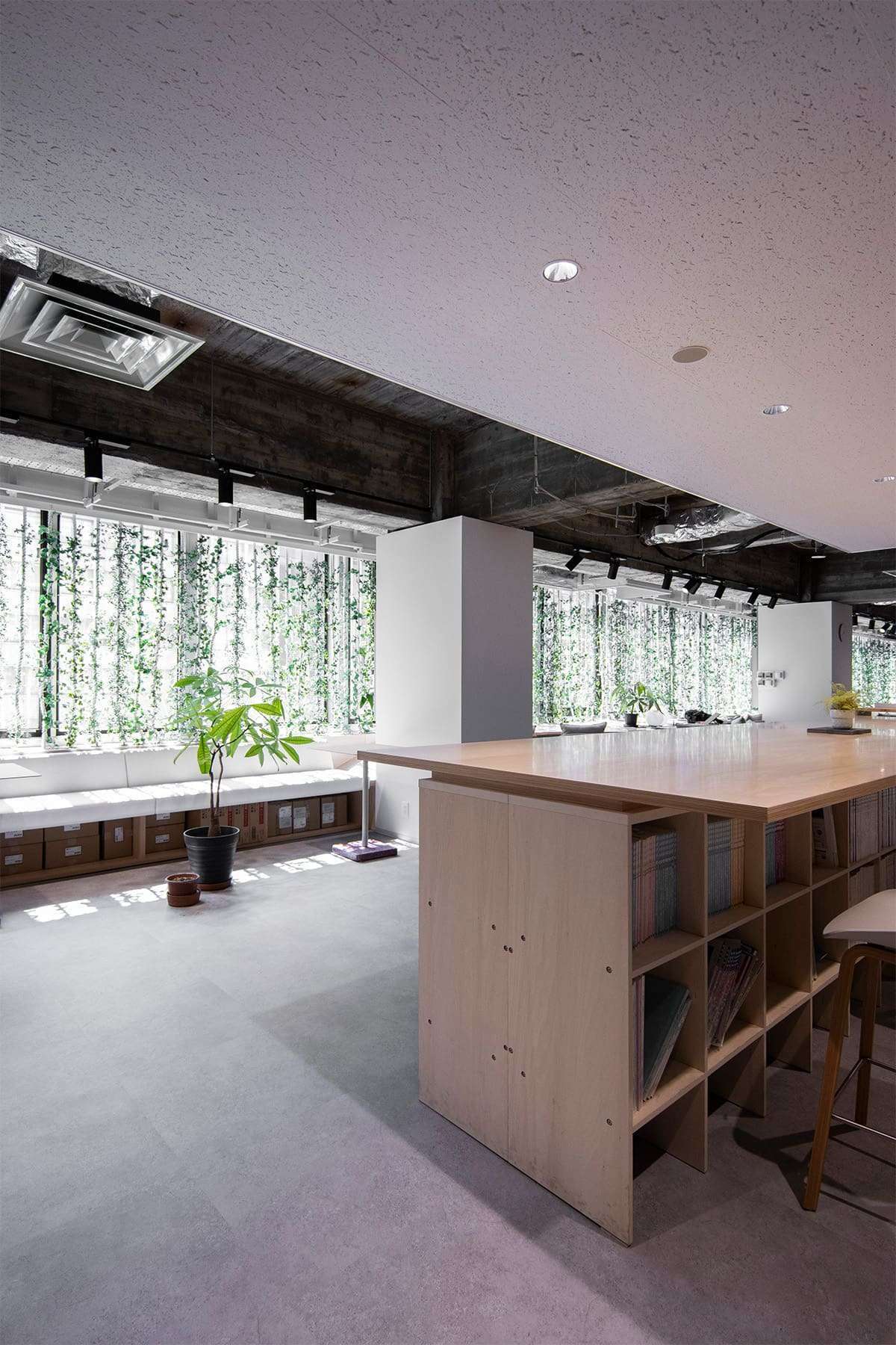 建築設計事務所のオフィスに - Shelf 壁一面の本棚 奥行350mm/ロータイプ本棚 - マルゲリータお客様事例