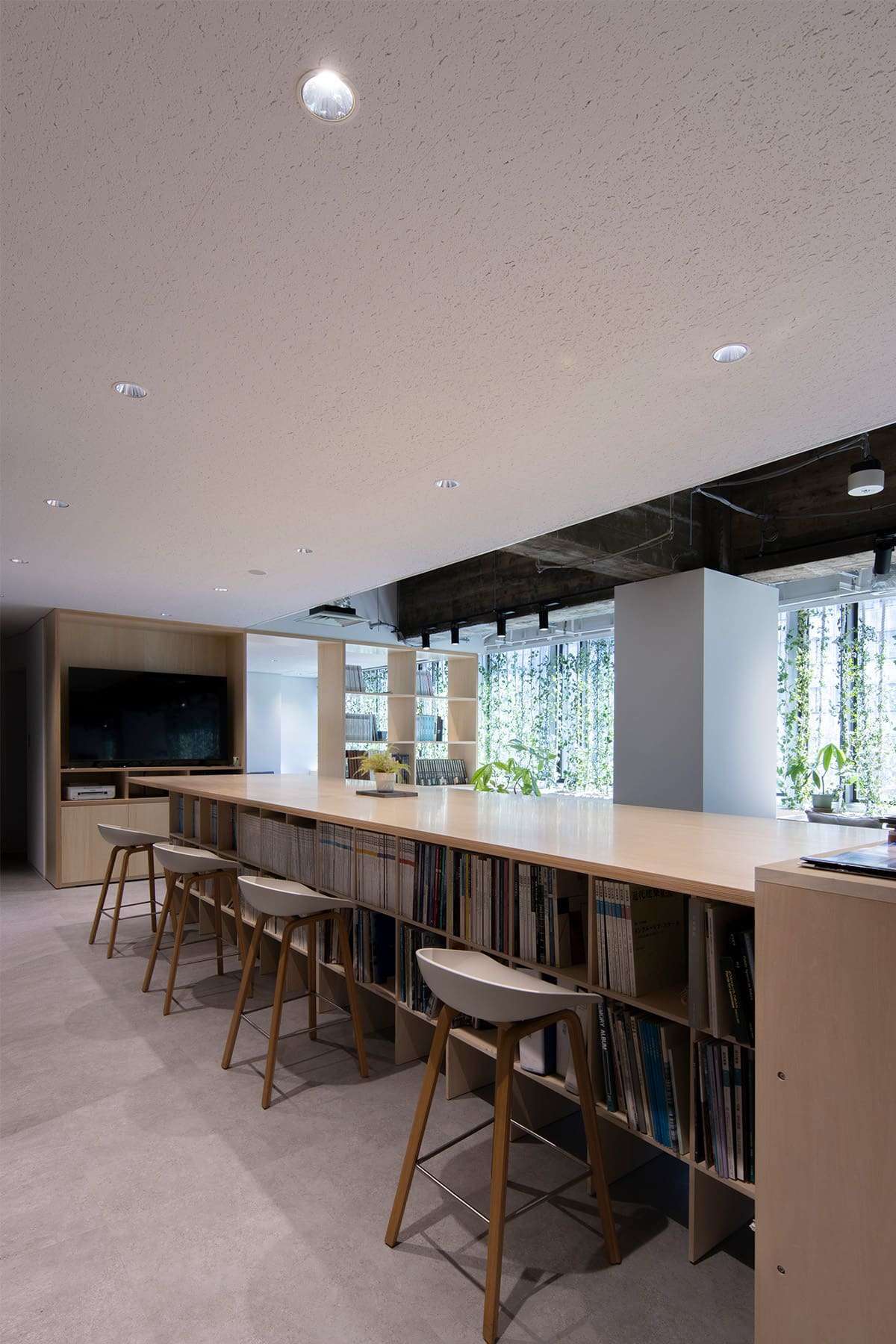 建築設計事務所のオフィスに - Shelf 壁一面の本棚 奥行350mm/ロータイプ本棚 - マルゲリータお客様事例