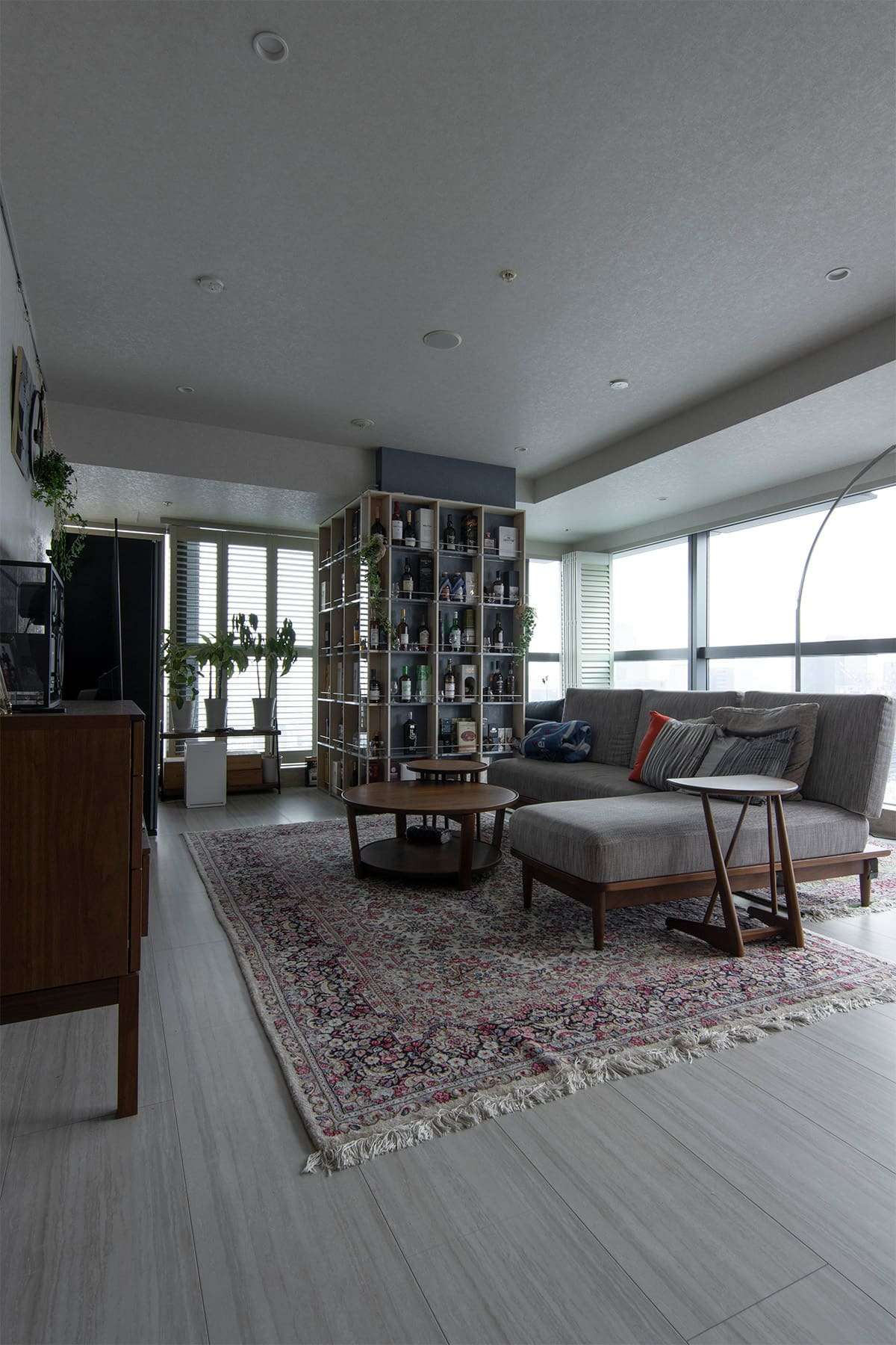 洋酒を飾るためのディスプレイ棚 - Shelf 壁一面の本棚 - マルゲリータお客様事例