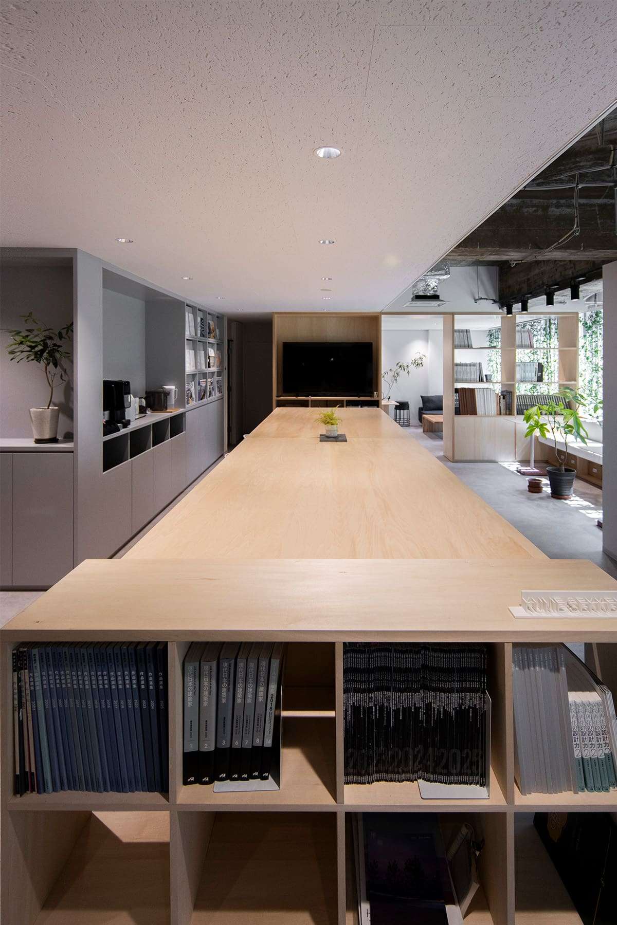 建築設計事務所のオフィスに - Shelf 壁一面の本棚 奥行350mm/ロータイプ本棚 - マルゲリータお客様事例