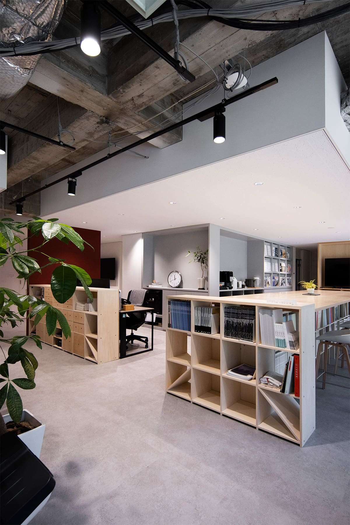 建築設計事務所のオフィスに - Shelf 壁一面の本棚 奥行350mm/ロータイプ本棚 - マルゲリータお客様事例