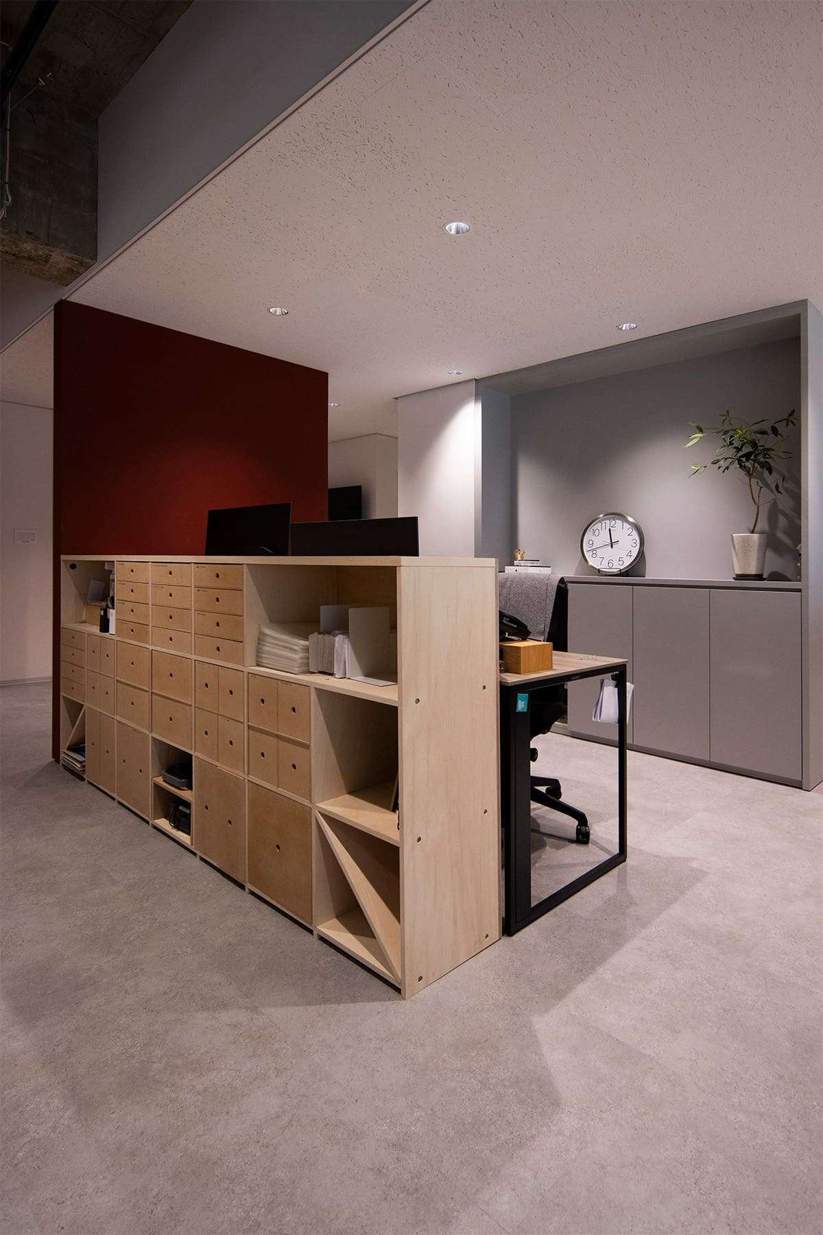 建築設計事務所のオフィスに - Shelf 壁一面の本棚 奥行350mm/ロータイプ本棚 - マルゲリータお客様事例