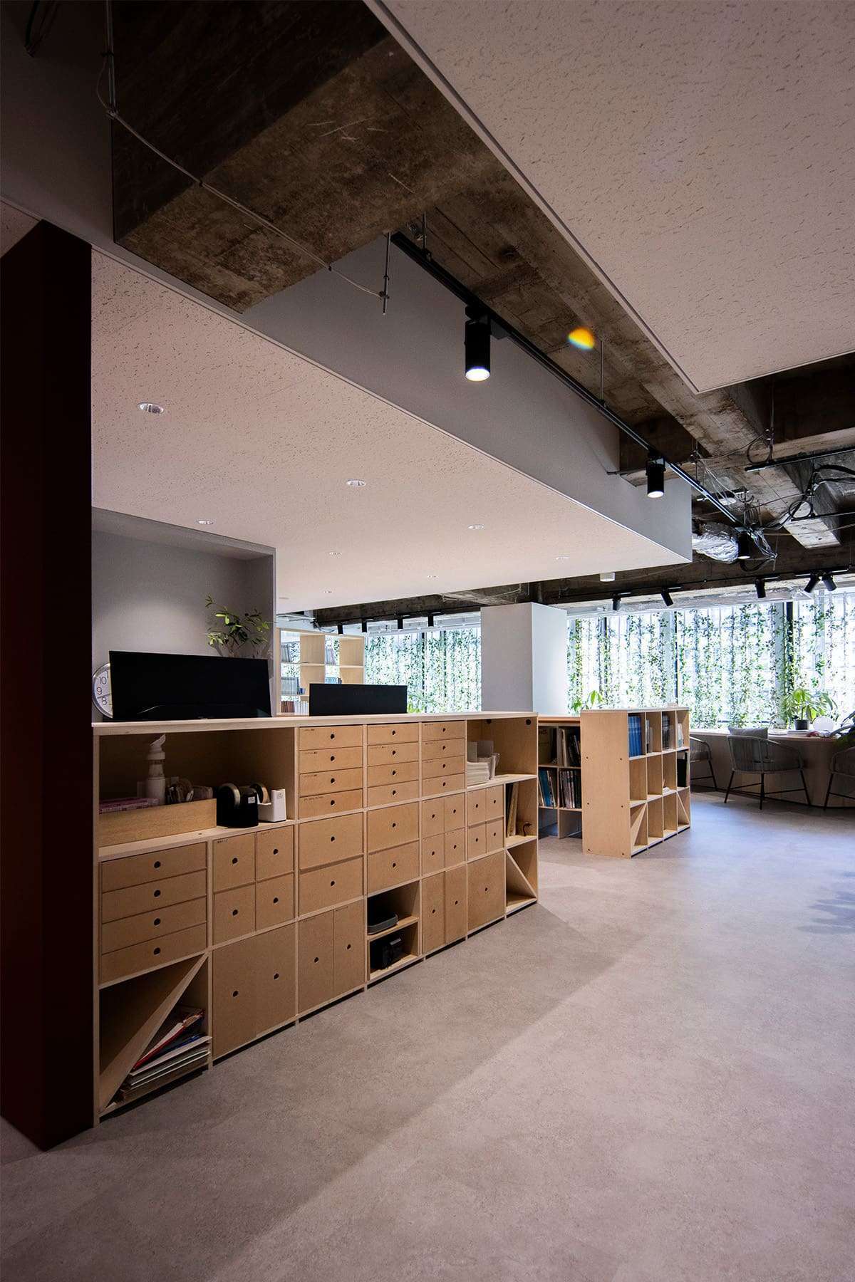 建築設計事務所のオフィスに - Shelf 壁一面の本棚 奥行350mm/ロータイプ本棚 - マルゲリータお客様事例