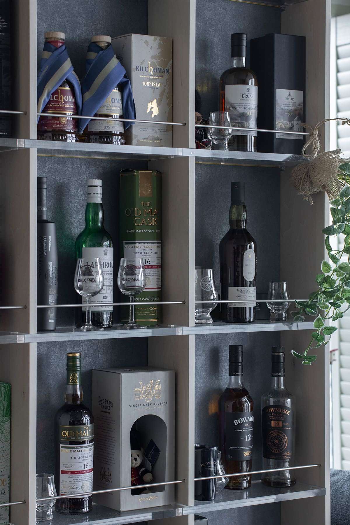 洋酒を飾るためのディスプレイ棚 - Shelf 壁一面の本棚 - マルゲリータお客様事例