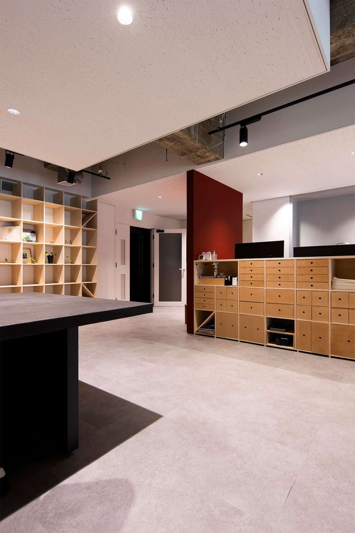 建築設計事務所のオフィスに - Shelf 壁一面の本棚 奥行350mm/ロータイプ本棚 - マルゲリータお客様事例