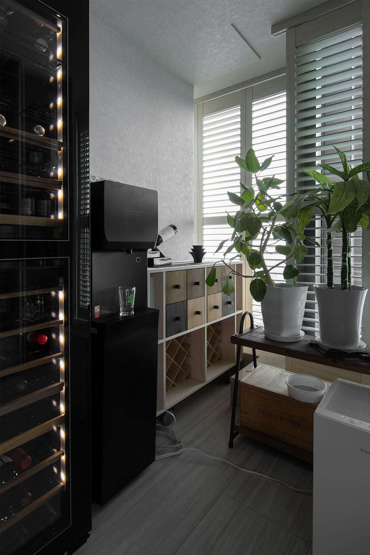 洋酒を飾るためのディスプレイ棚 - Shelf 壁一面の本棚 - マルゲリータお客様事例