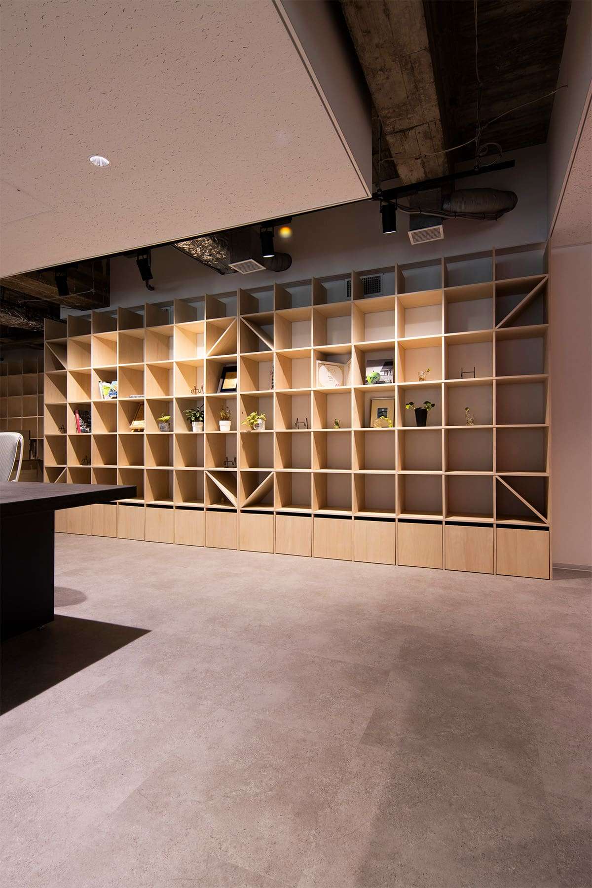 建築設計事務所のオフィスに - Shelf 壁一面の本棚 奥行350mm/ロータイプ本棚 - マルゲリータお客様事例