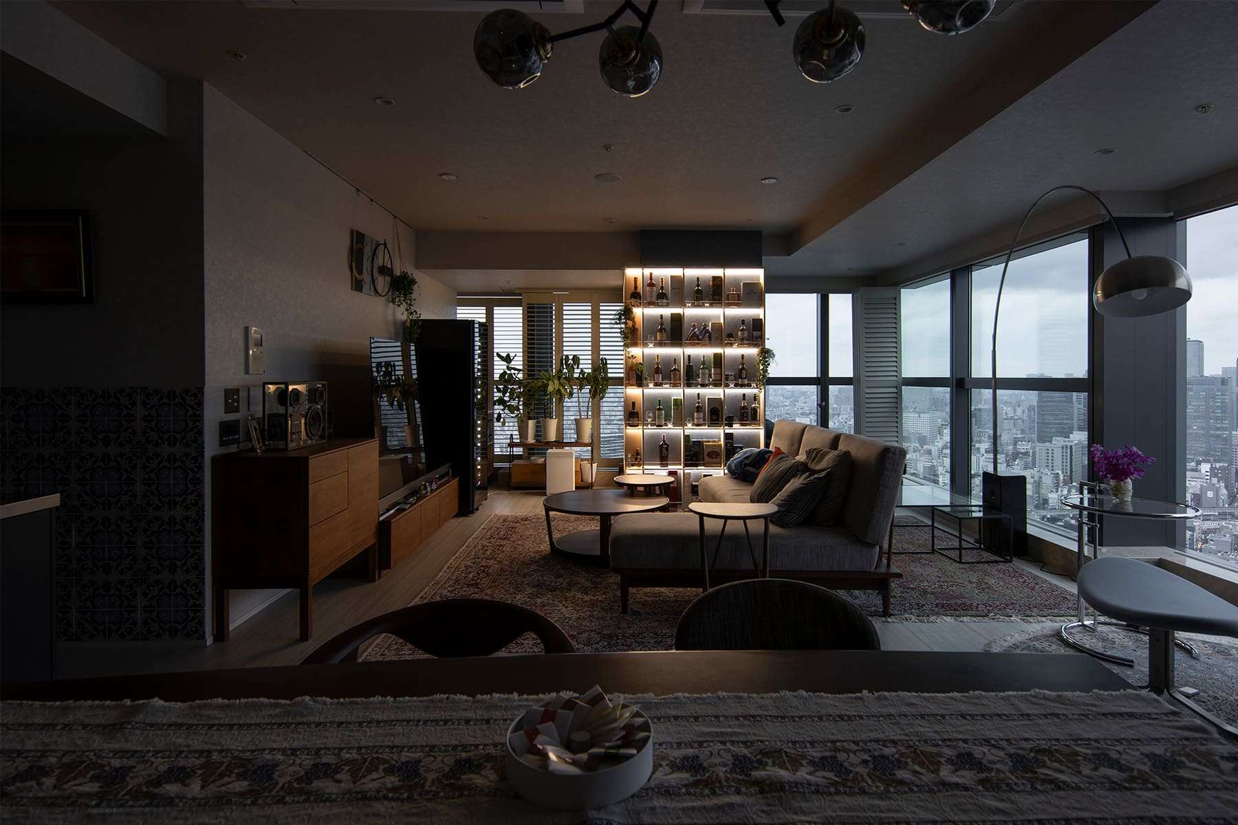 洋酒を飾るためのディスプレイ棚 - Shelf 壁一面の本棚 - マルゲリータお客様事例
